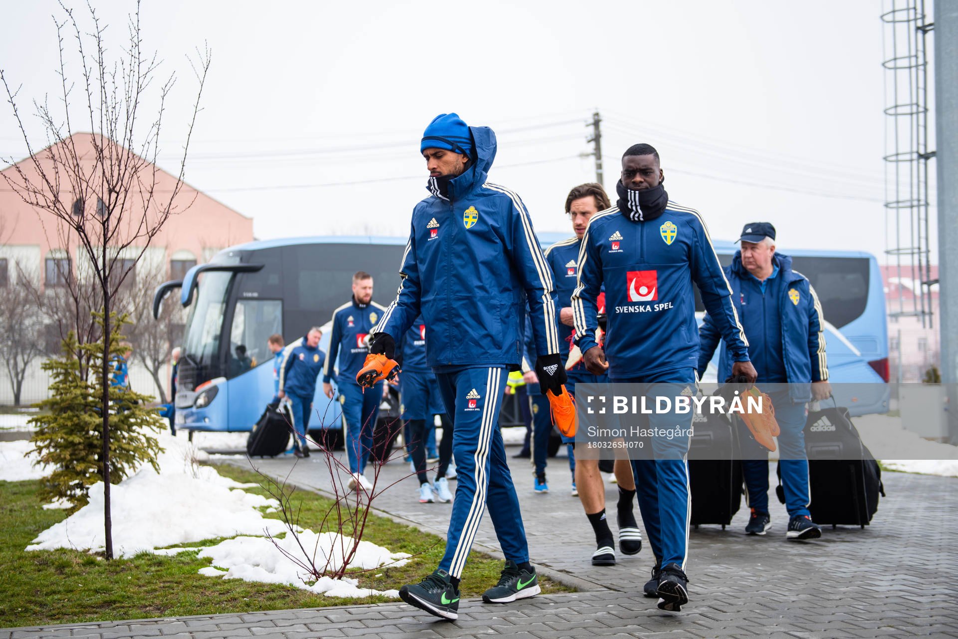 Isaac Kiese Thelin och Ken Sema anländer till en träning med Sveriges fotbollslandslag den 26 mars 2018 i Craiova.