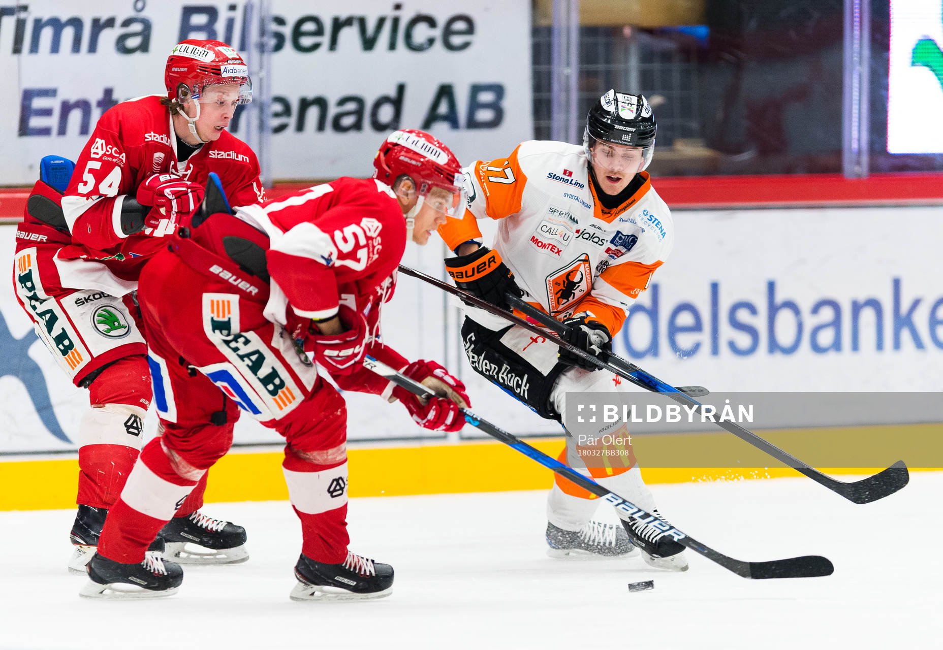 Timrås Jonathan Dahlen och Anton Wedin i kamp mot