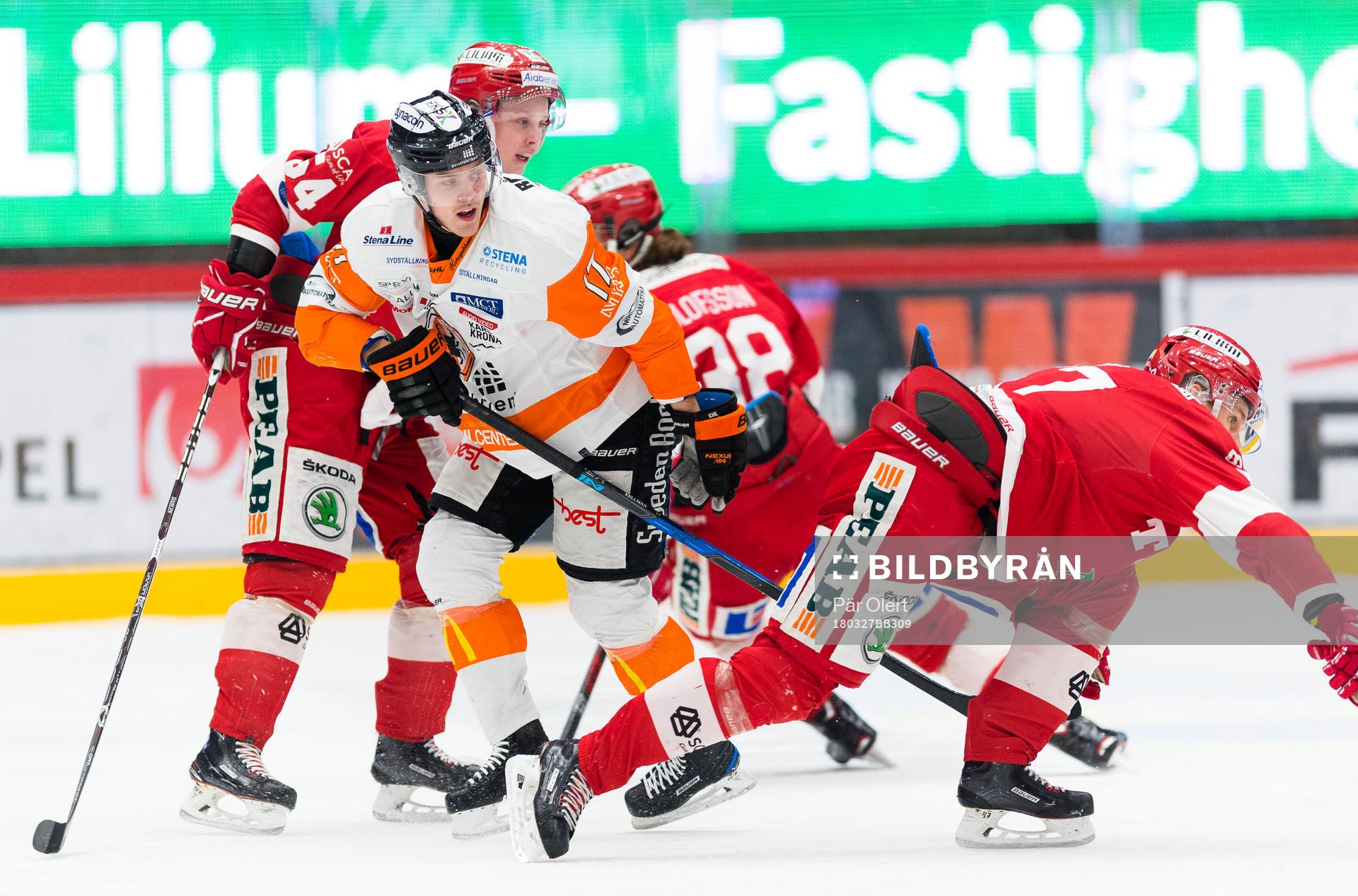 Timrås Jonathan Dahlen och Anton Wedin i kamp mot