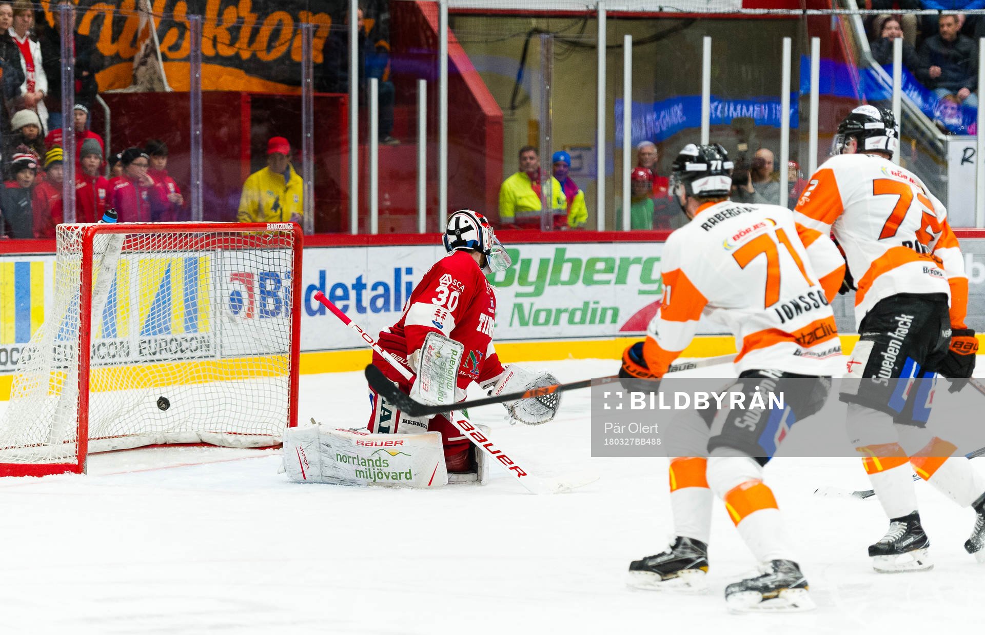 Timrås målvakt Henrik Haukeland  släpper in 0-1 målet