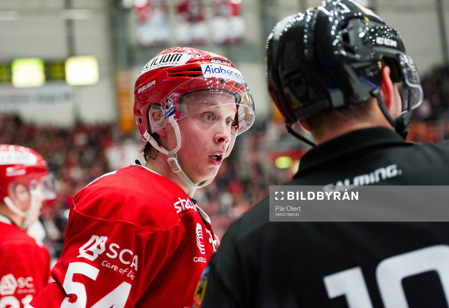 Timrås Jonathan Dahlen diskuterar ned domaren