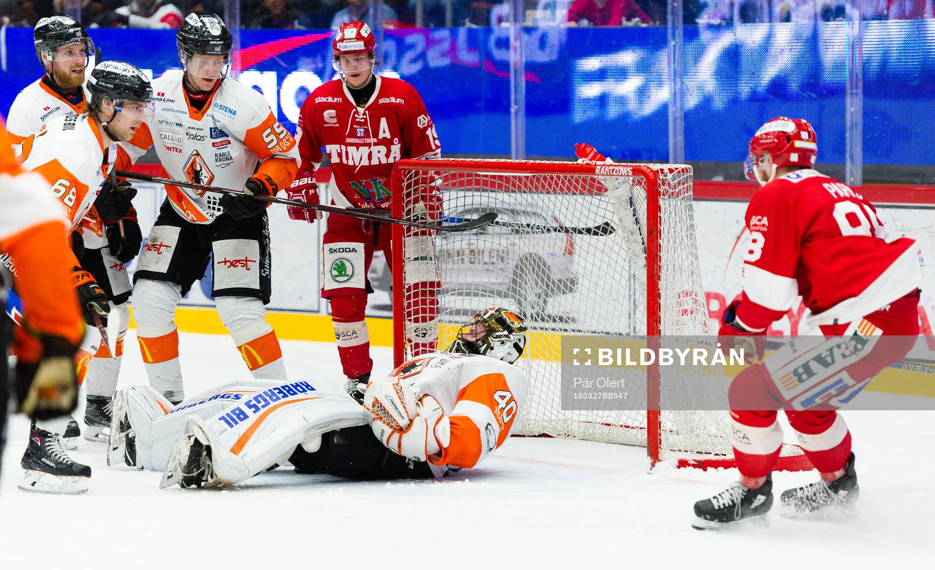 Karlskronas målvakt Johan Holmqvist räddar