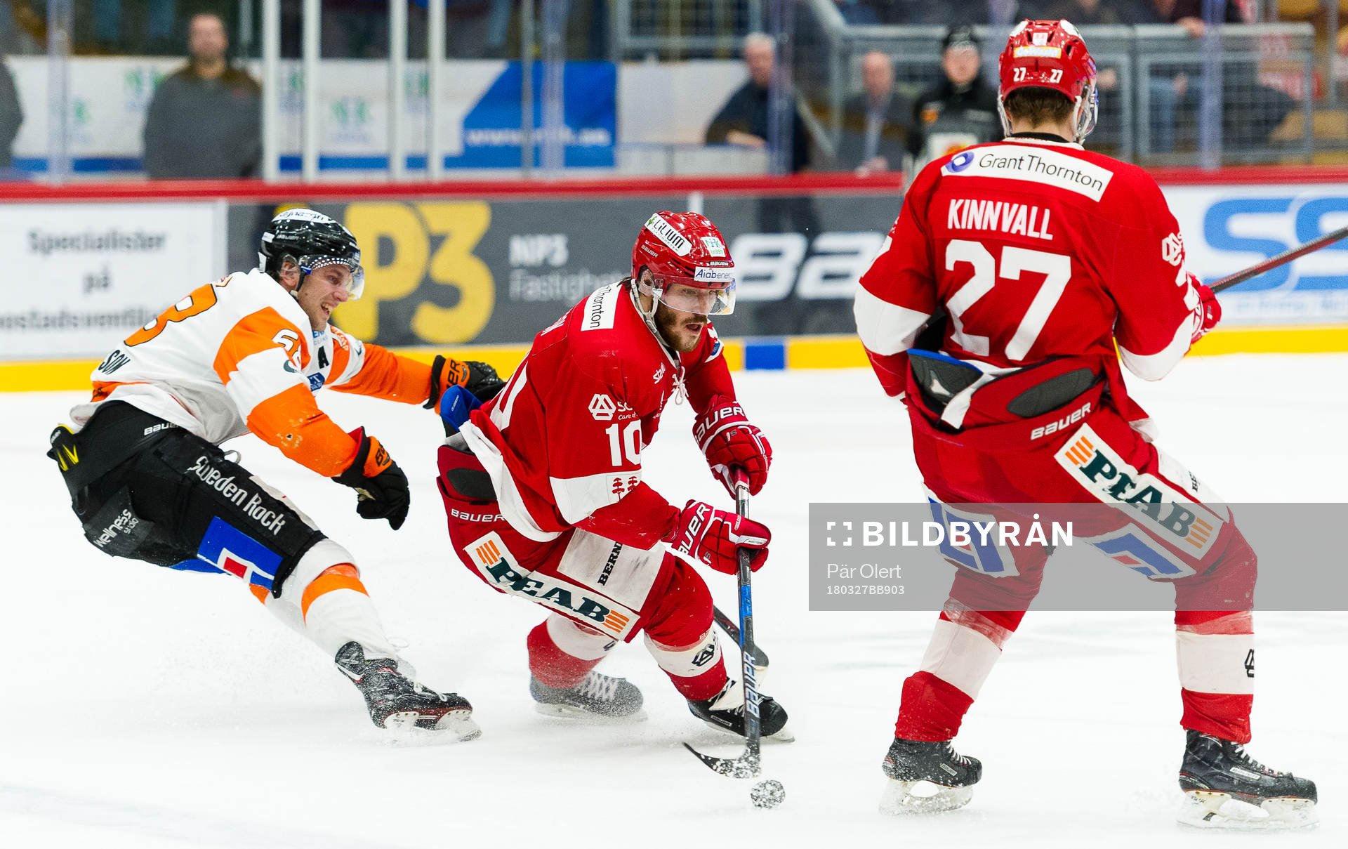 Timrås Johan Persson jagas av Karlskronas Daniel Gunnarsson