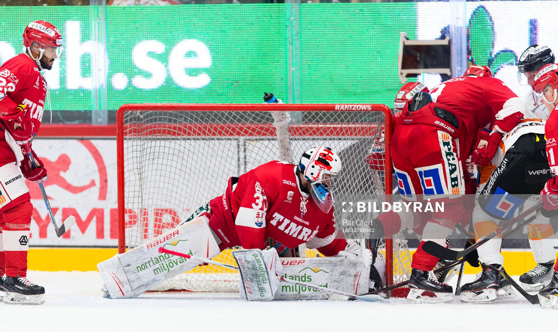Timrås målvakt Henrik Haukeland räddar