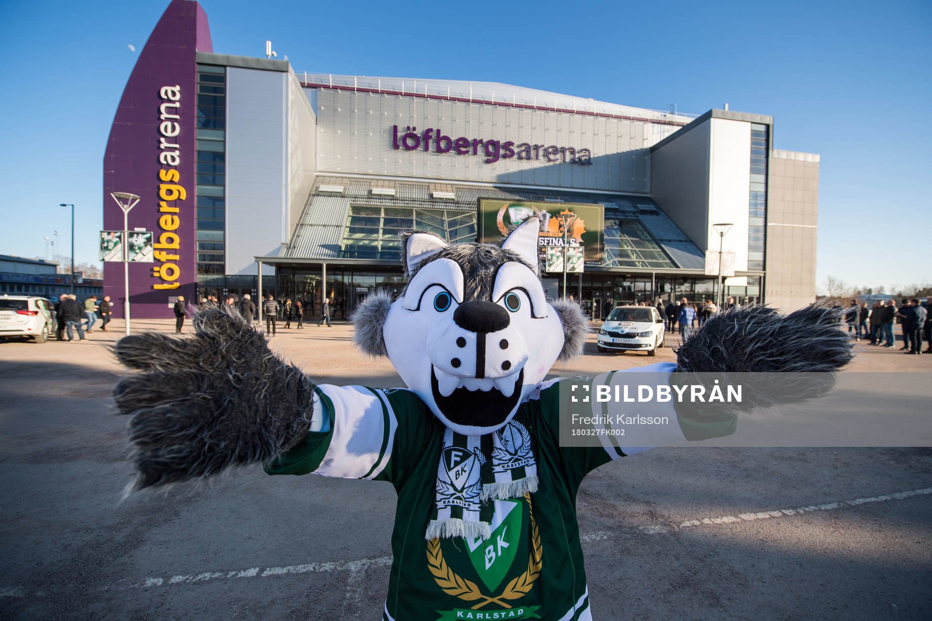 Färjestads maskot Ture Varg framför Löfbergs Arena