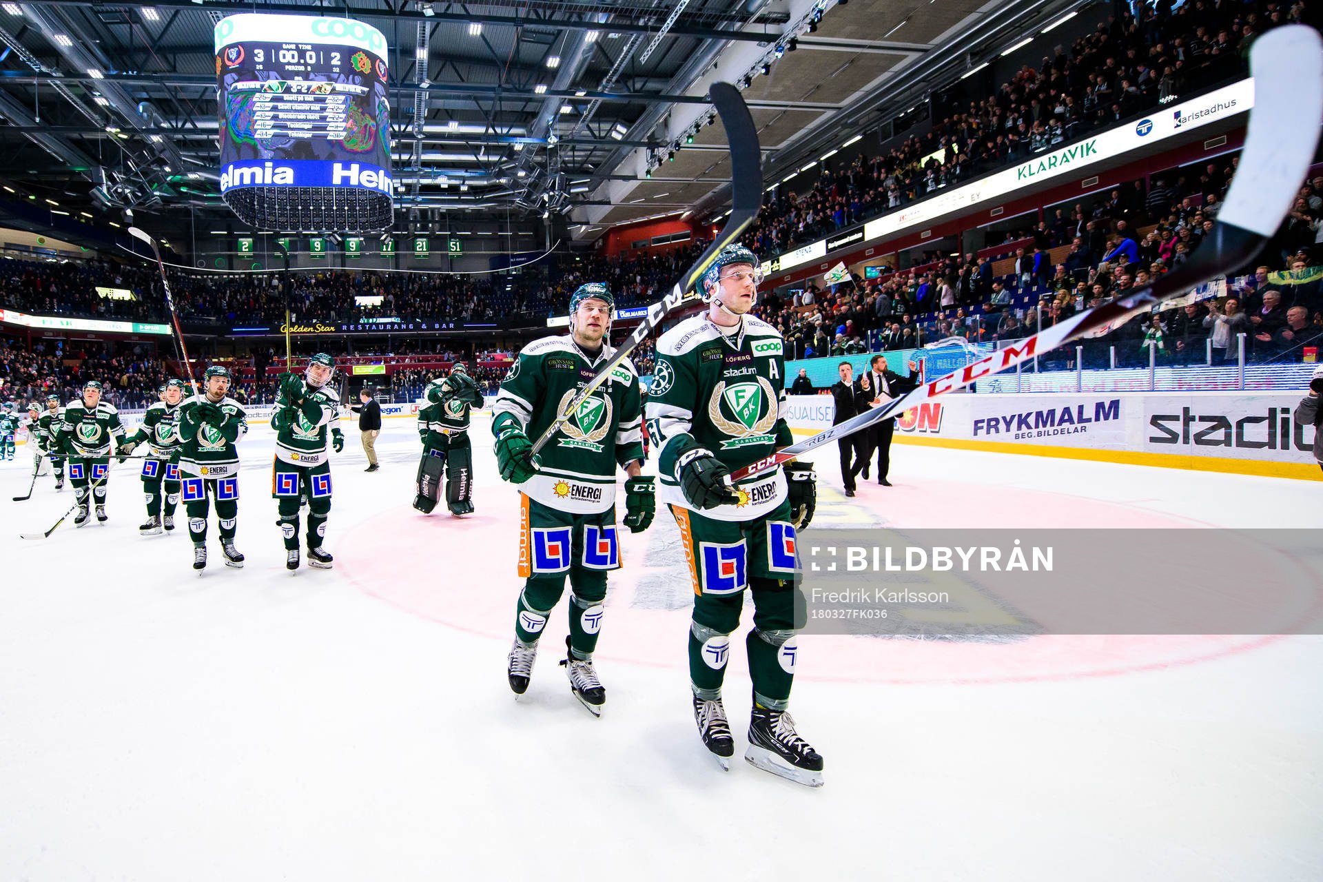 Färjestads Ilari Melart och Johan Ryno jublar och tackar