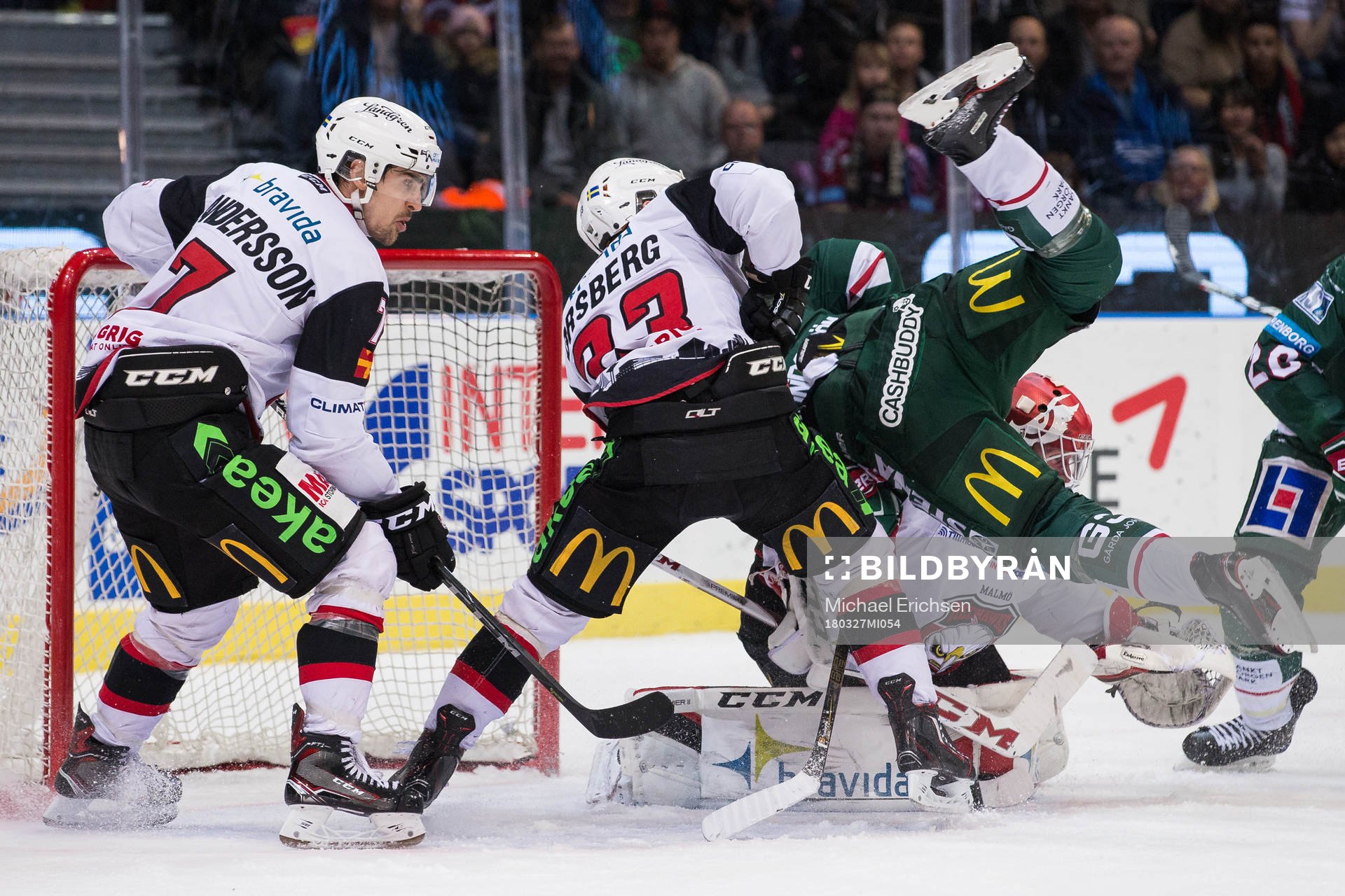 Frölundas Carl Grundström tacklas av Malmö Redhawks