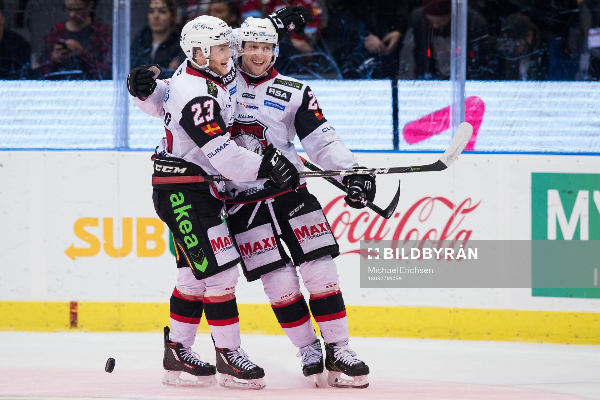 Malmö Redhawks Axel Wemmenborn jublar ihop med Christoffer