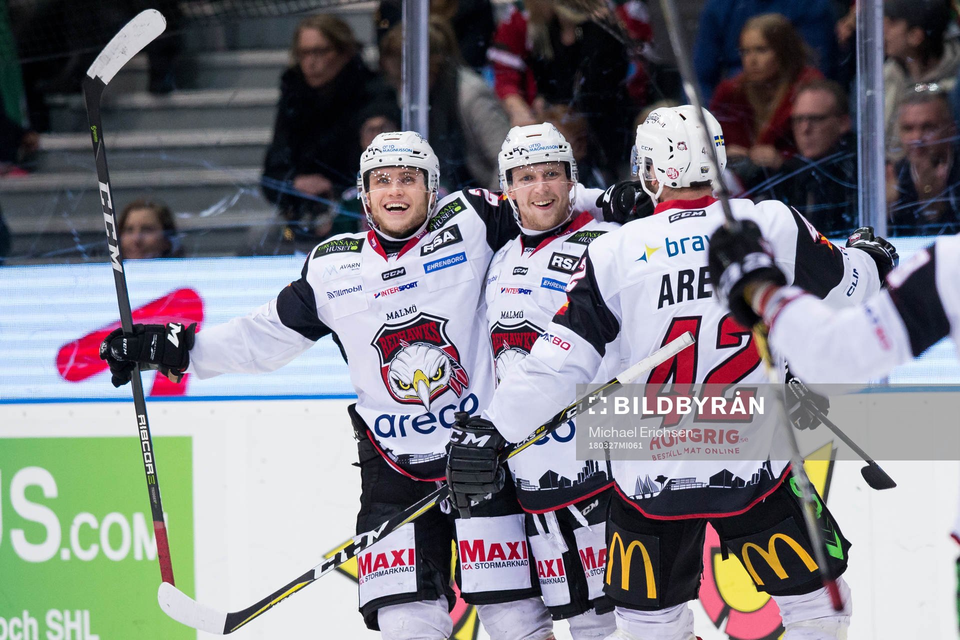 Malmö Redhawks Axel Wemmenborn jublar med lagkamrater