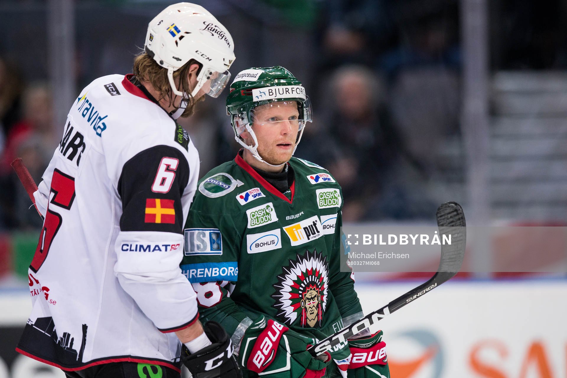 Malmö Redhawks Stefan Warg pratar med Frölundas Ryan Lasch