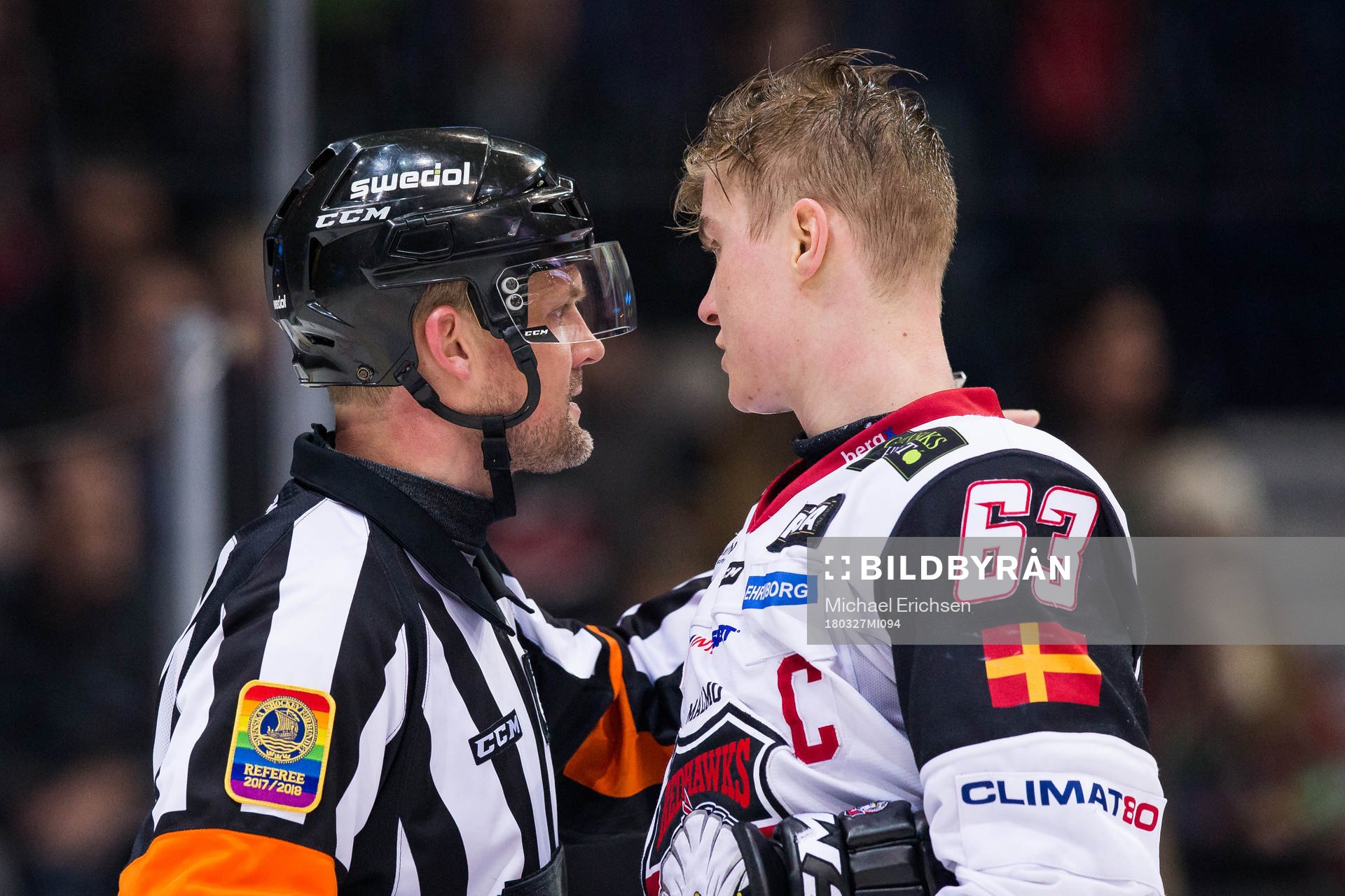Domare Mikael Nord pratar med Malmö Redhawks Fredrik