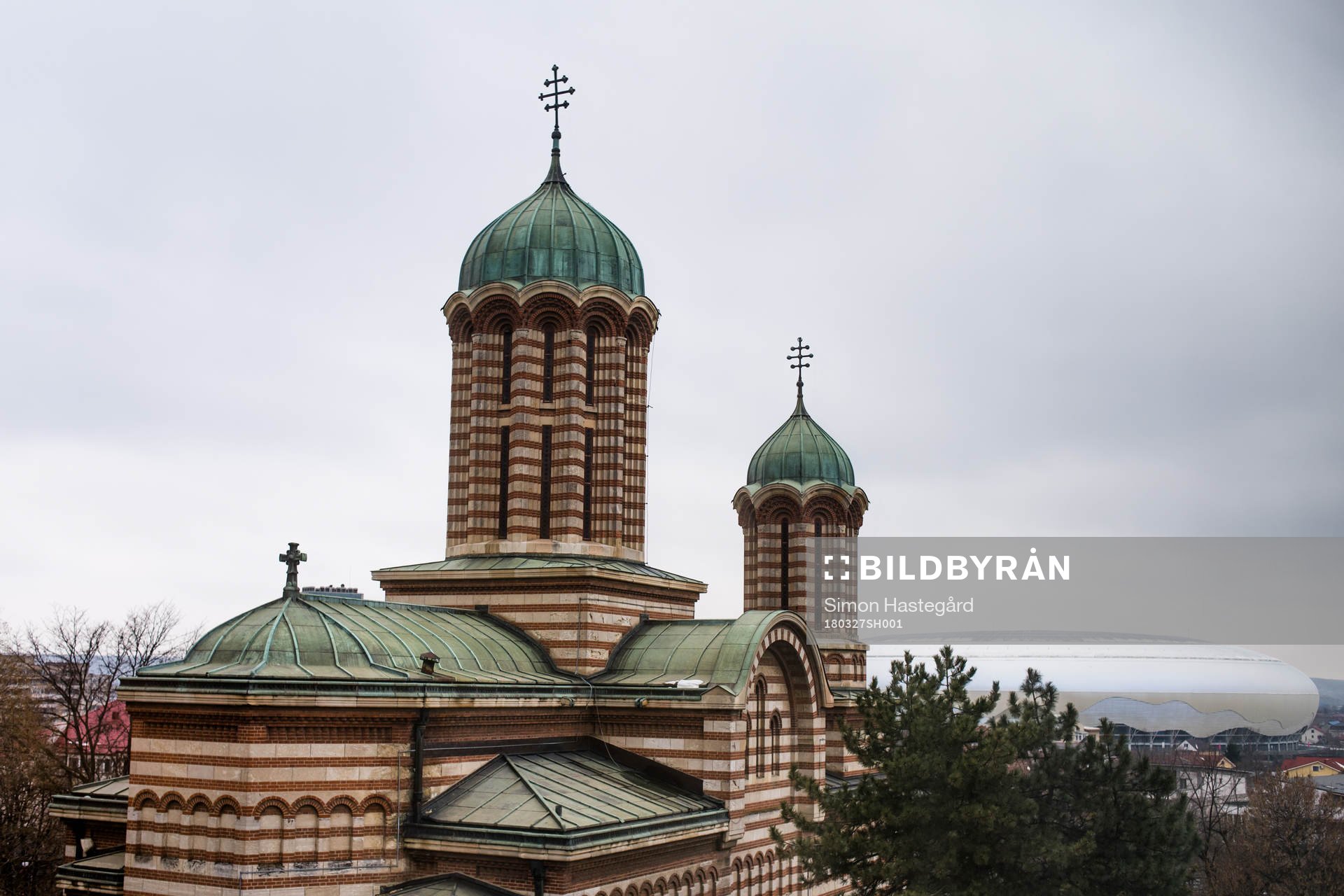 Ion Oblemenco Stadium bakom Metropolitan Cathedral of Saint