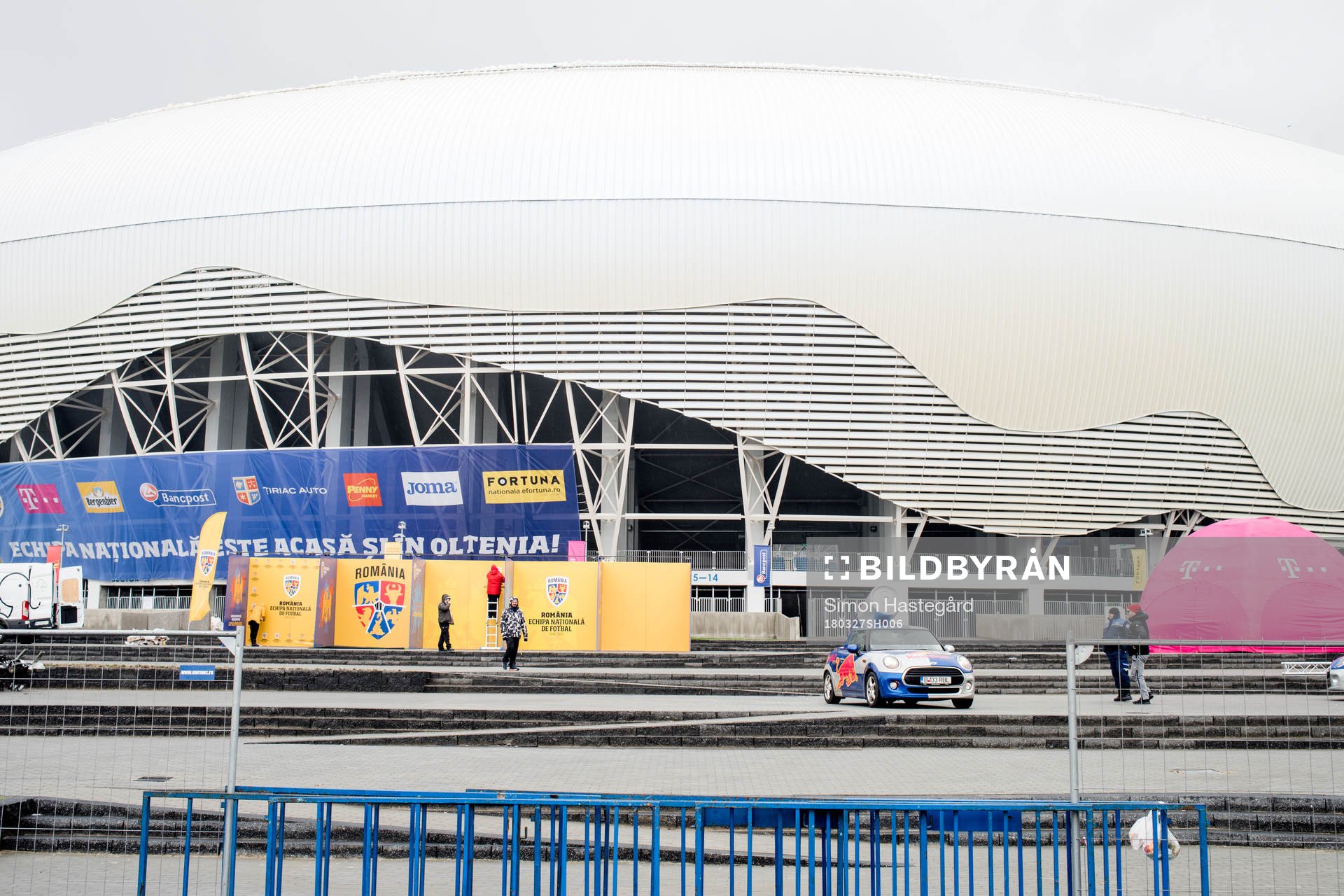 Förberedelser utanför Ion Oblemenco Stadium inför Sveriges träningslandskamp mot Rumänien den 27 mars 2018 i Craiova.