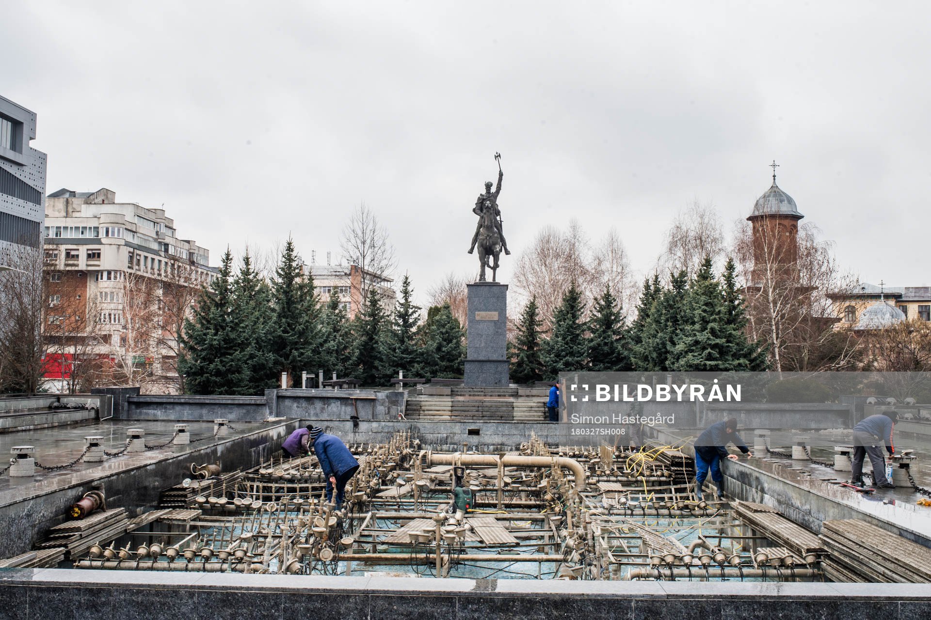 Renovering av fontän i centrum inför Sveriges träningslandskamp mot Rumänien den 27 mars 2018 i Craiova.
