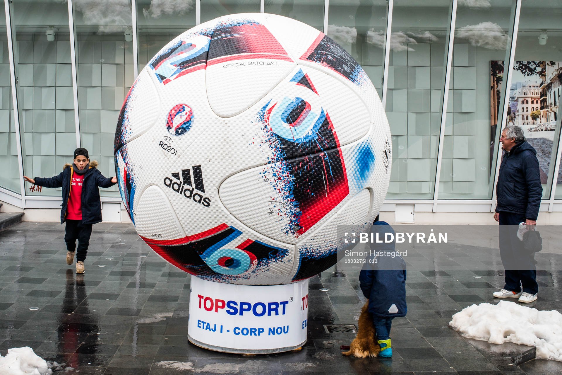 Barn leker vid en Matchboll från EM 2016 utanför en