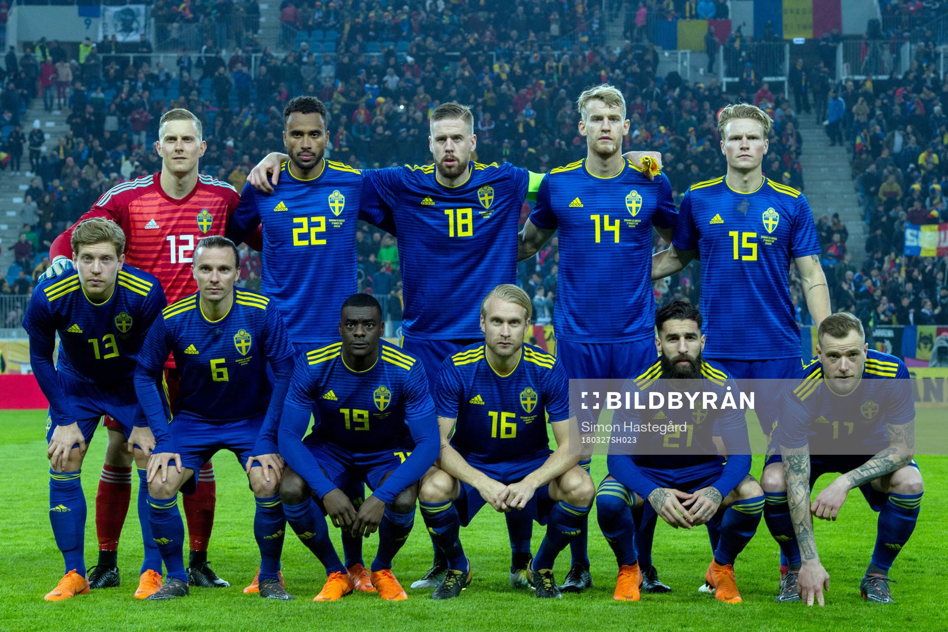 Sveriges startelva övre raden fr v. målvakt Karl-Johan Johnsson, Isaac Kiese Thelin, Pontus Jansson, Filip Helander och Oscar Hiljemark främre raden fr. v. Alexander Fransson, Niklas Hult, Ken Sema, Johan Larsson, Jimmy Durmaz och John Guidetti inför en träningslandskamp i fotboll mellan Rumänien och Sverige den 27 mars 2018 i Craiova.