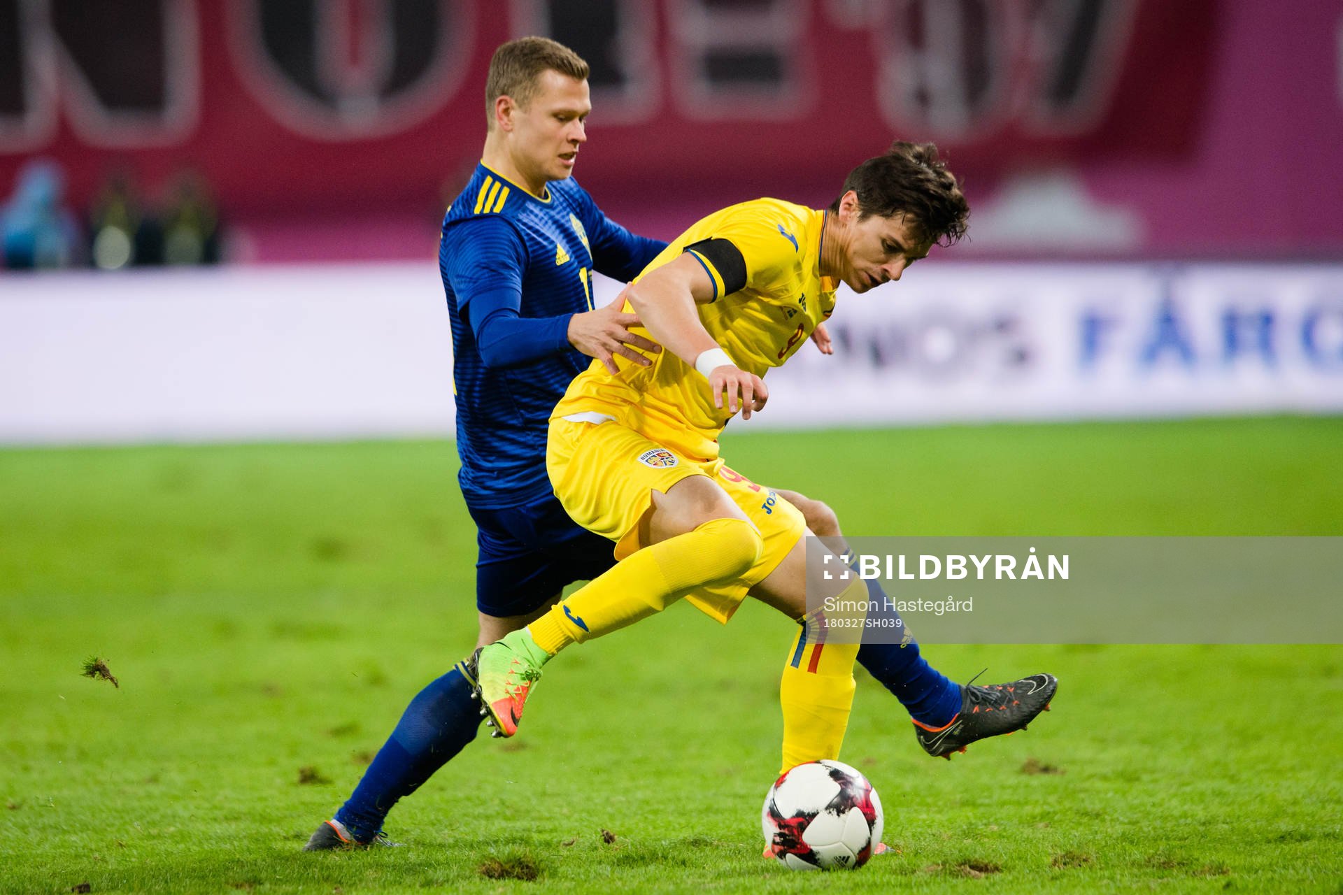 Sveriges Viktor Claesson och Rumäniens Dorin Rotariu under en träningslandskamp i fotboll mellan Rumänien och Sverige den 27 mars 2018 i Craiova.