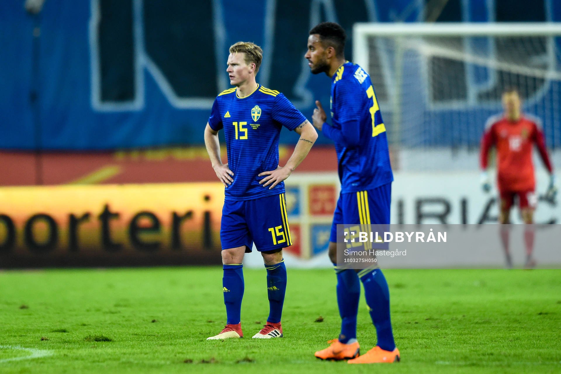 Sveriges Oscar Hiljemark och Isaac Kiese Thelin deppar