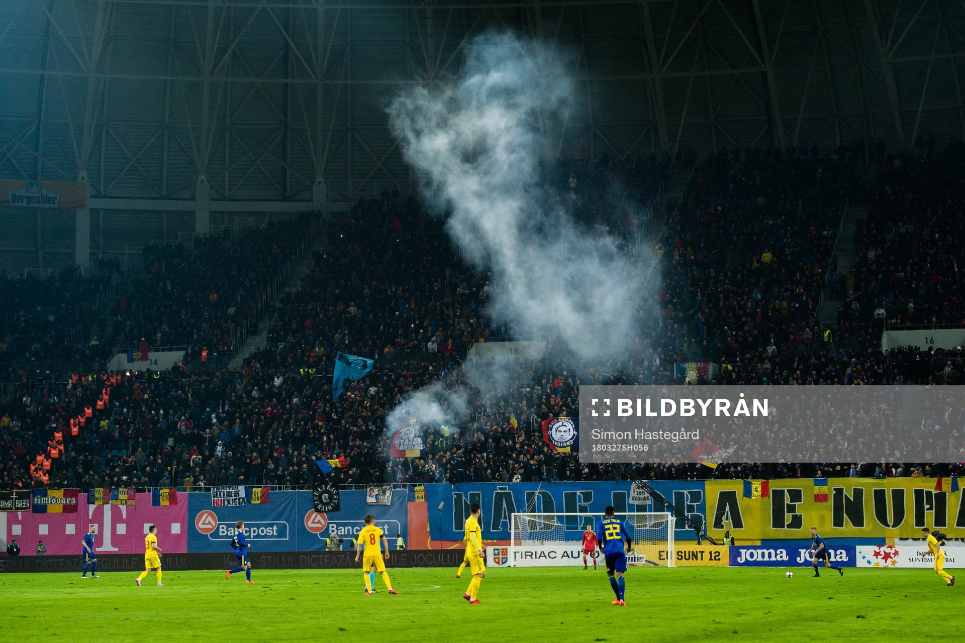 Rumäniens supportrar med pyroteknik och smällare