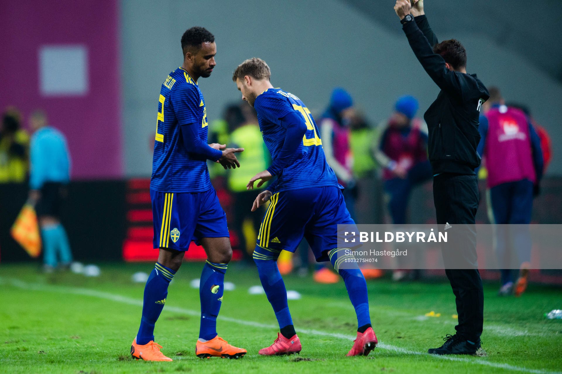 Byte mellan Sveriges Isaac Kiese Thelin och Ola Toivonen