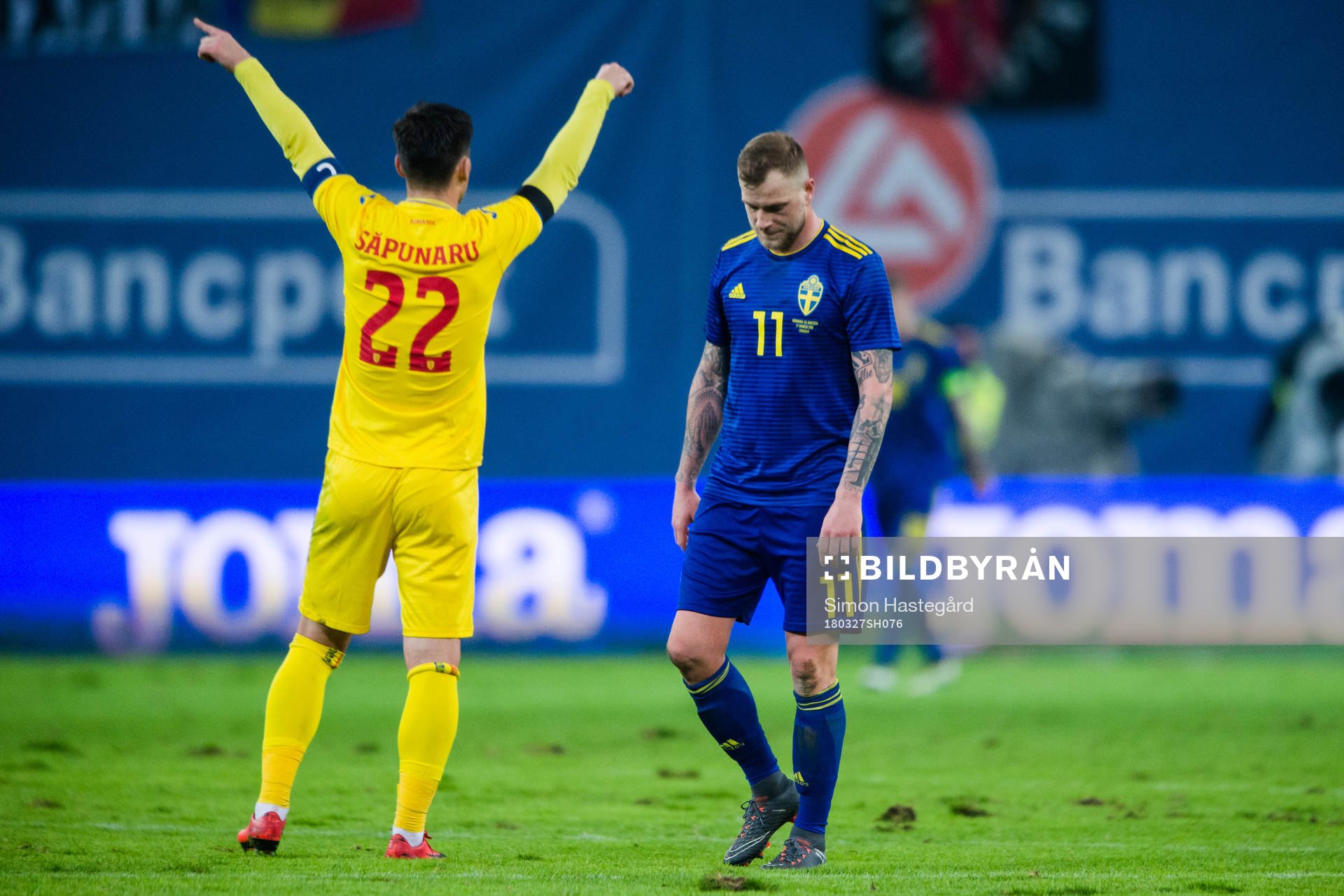 Rumäniens Cristian Sapunaru och Sveriges John Guidetti