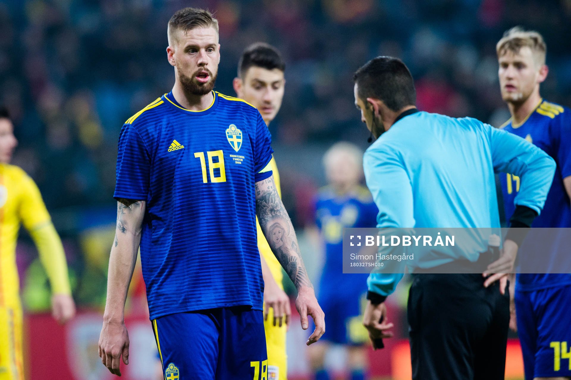 Sveriges Pontus Jansson  i samtal med domaren