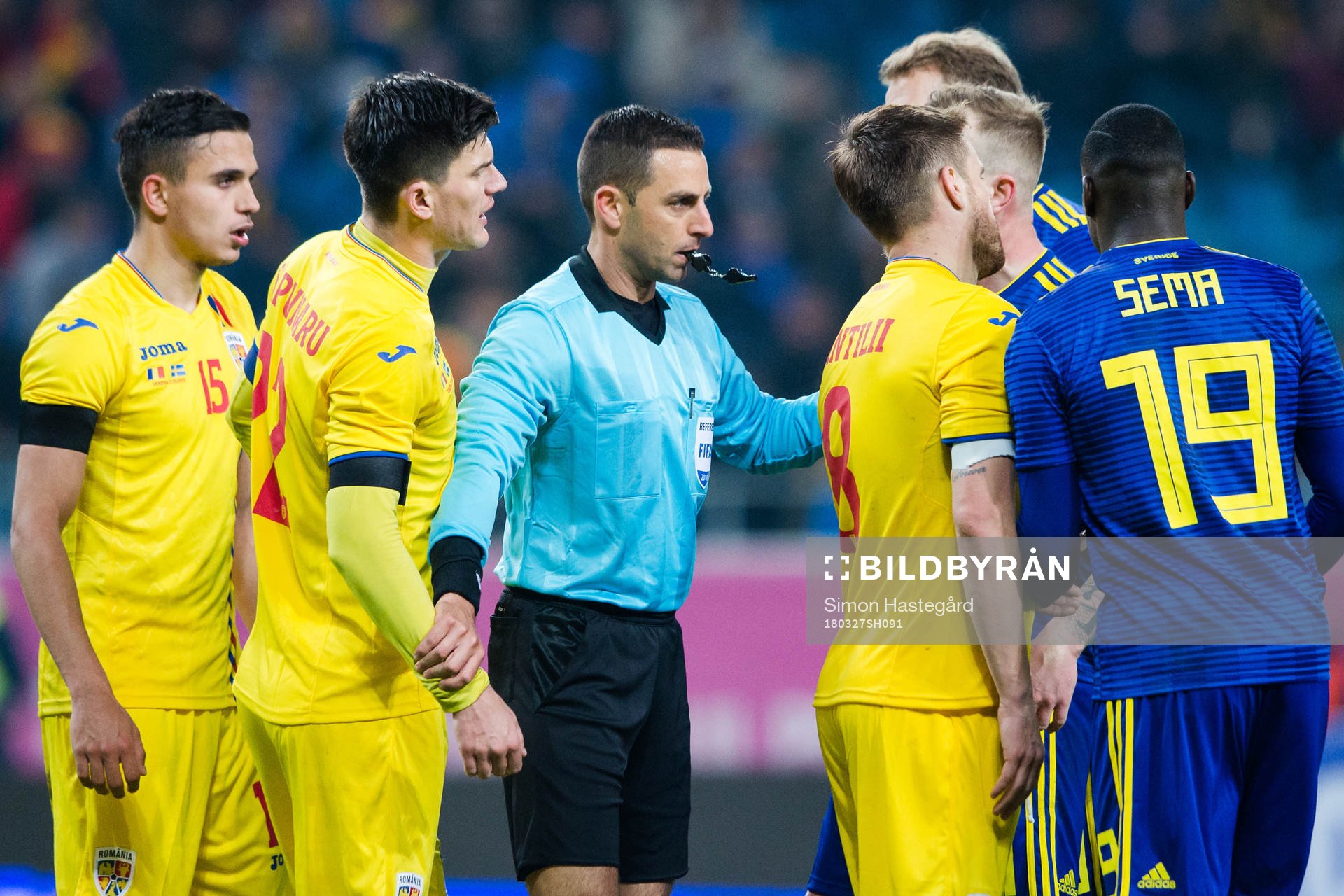 Domaren mellan Rumäniens Cristian Sapunaru och  Sveriges