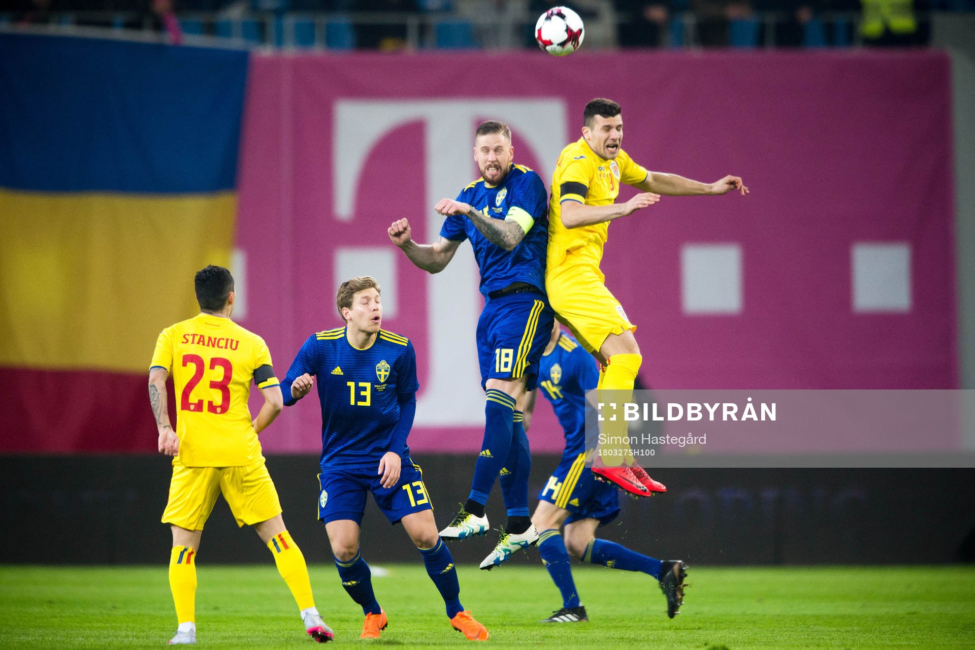 Sveriges Alexander Fransson och Pontus Jansson i en kamp mot Rumäniens Nicolae Stanciu och Dorin Rotariu under en träningslandskamp i fotboll mellan Rumänien och Sverige den 27 mars 2018 i Craiova.