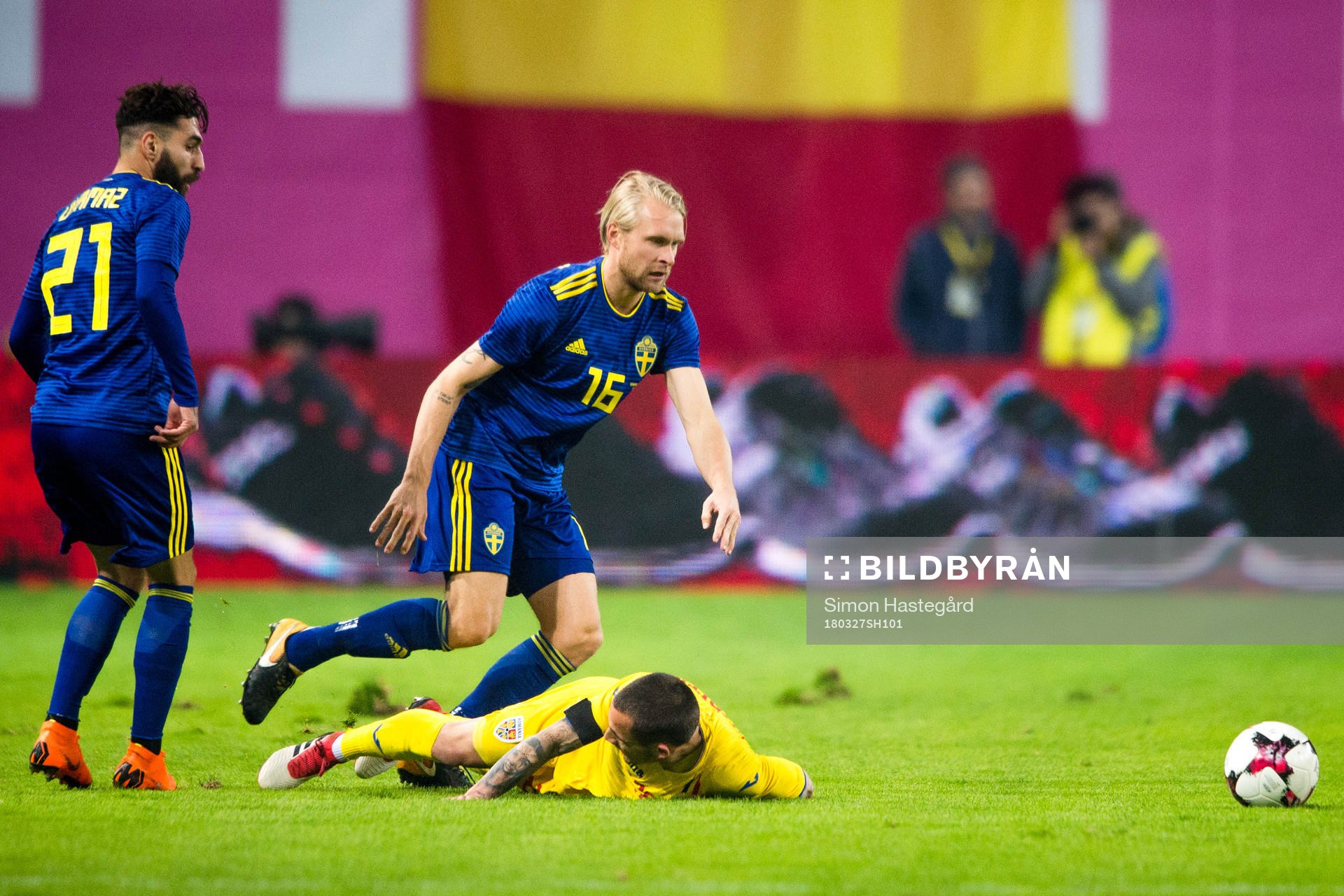 Sveriges Jimmy Durmaz och Johan Larsson
