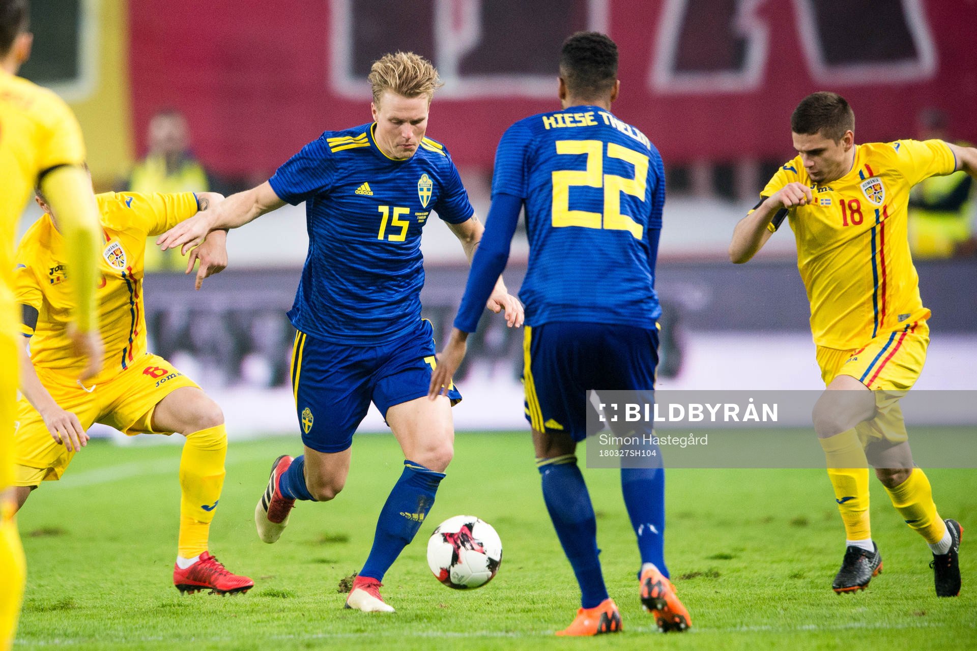 Sveriges Oscar Hiljemark, Isaac Kiese Thelin och Rumäniens