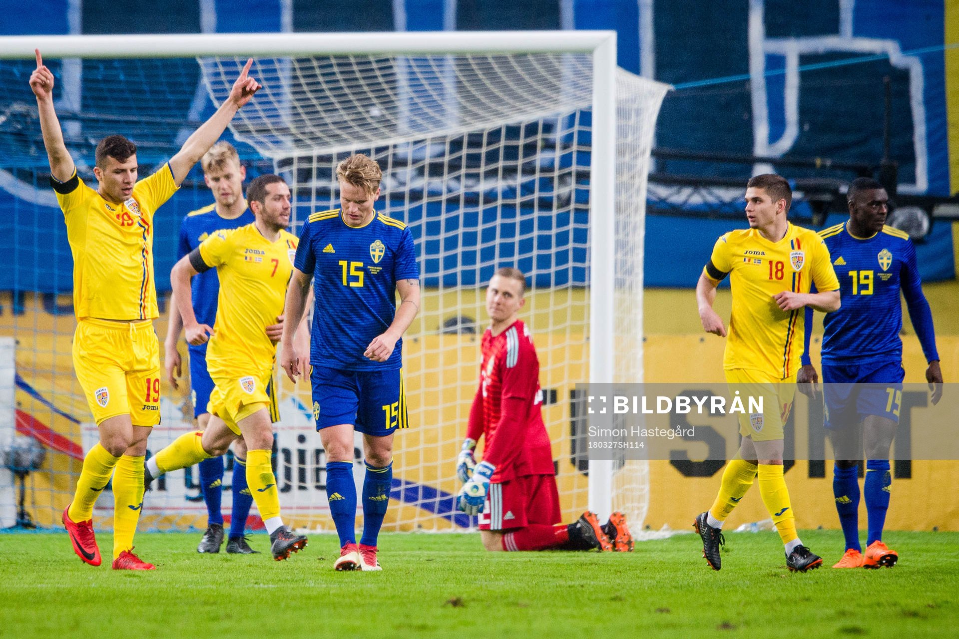 Sveriges Oscar Hiljemark , målvakt Karl-Johan Johnsson och