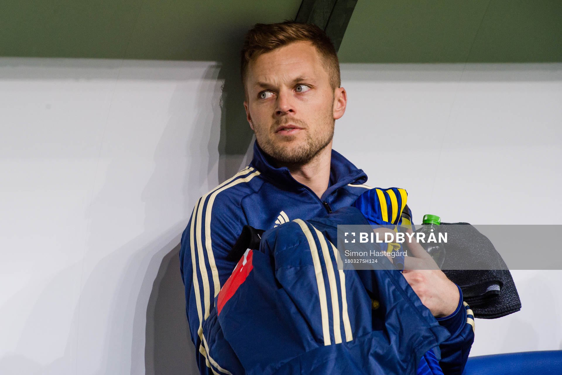 Sveriges Sebastian Larsson på bänken före en