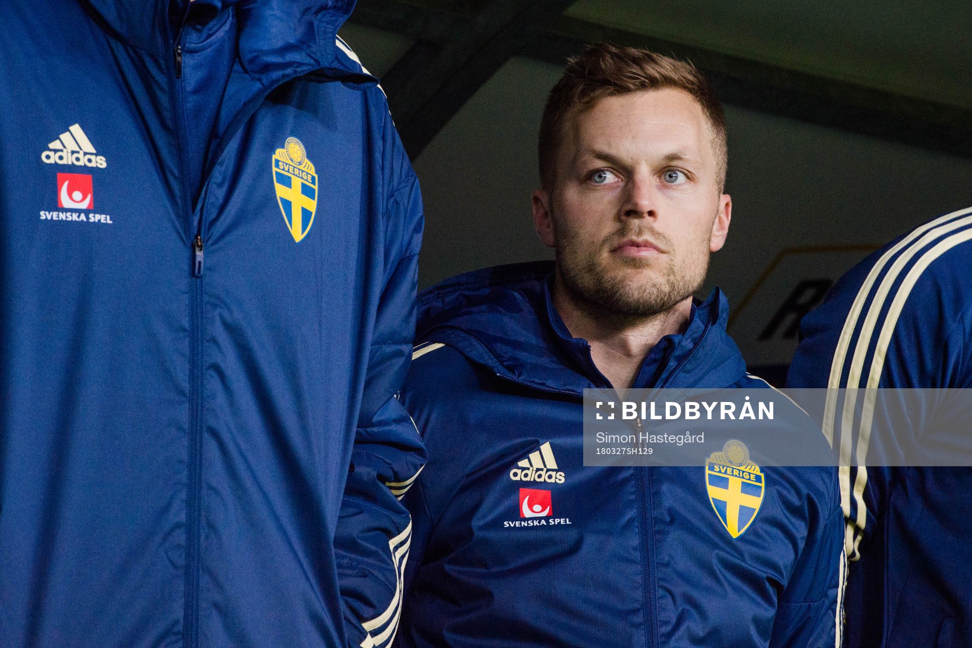 Sveriges Sebastian Larsson på bänken före en