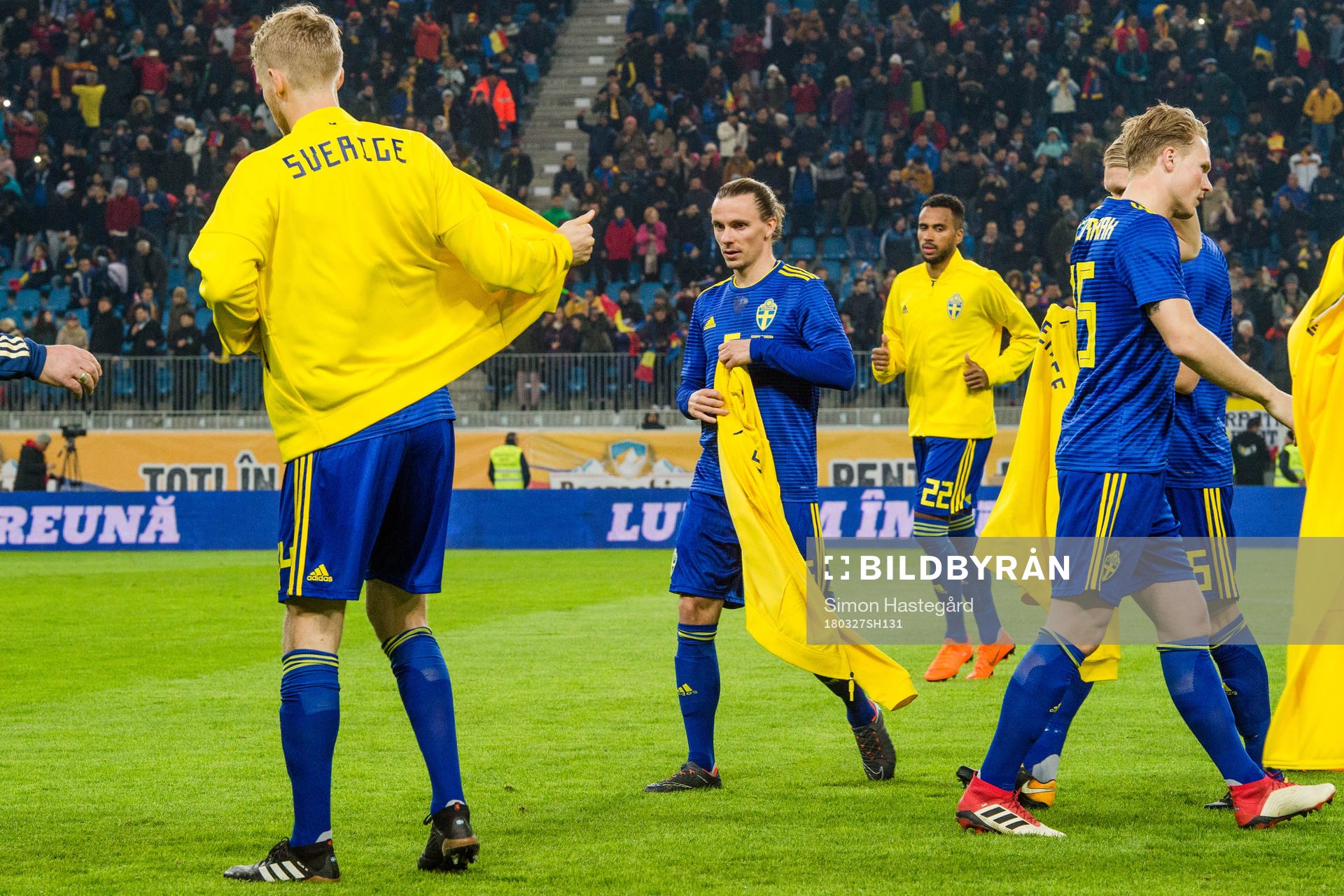 Sveriges Niklas Hult före en träningslandskamp i fotboll