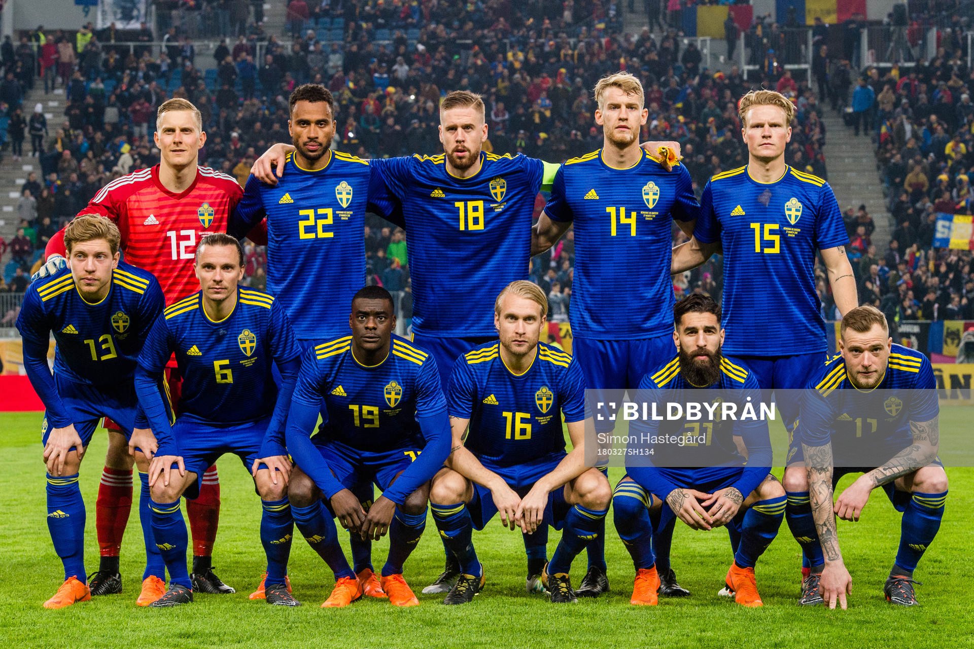 Sveriges målvakt Karl-Johan Johnsson , Isaac Kiese Thelin