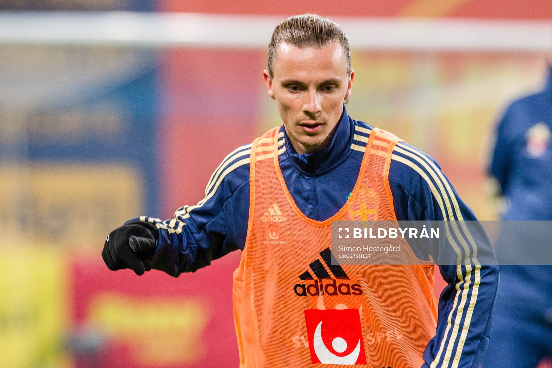Sveriges Niklas Hult före en träningslandskamp i fotboll