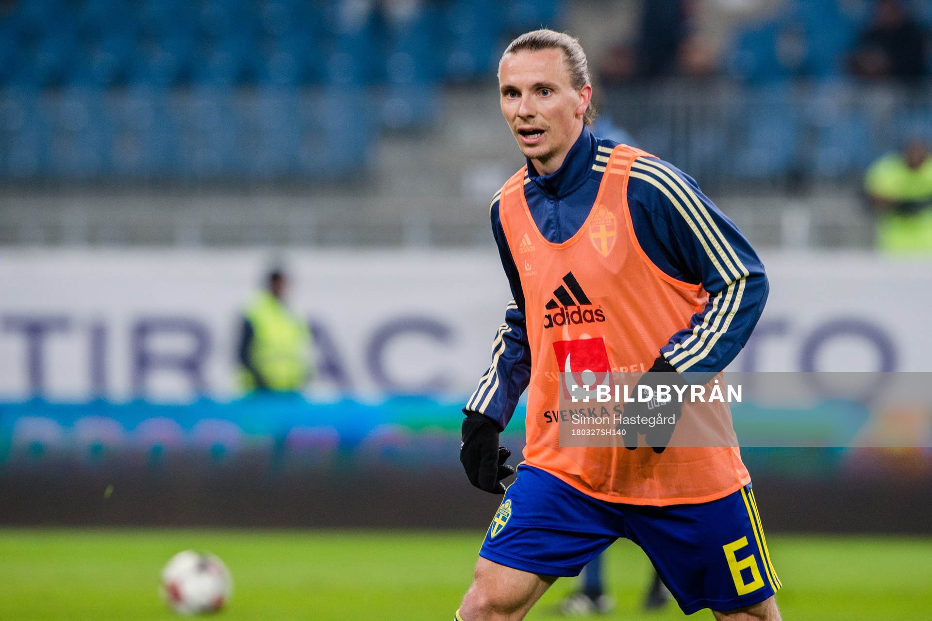 Sveriges Niklas Hult före en träningslandskamp i fotboll