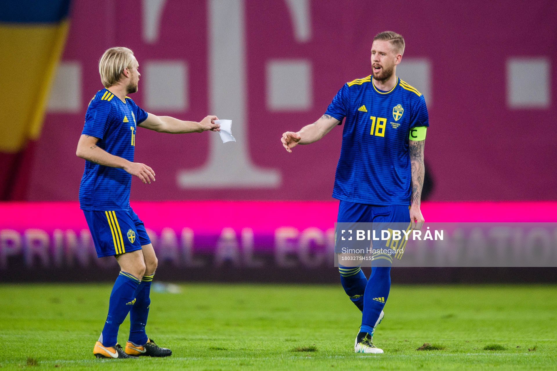 Sveriges Johan Larsson ger en lapp till Pontus Jansson