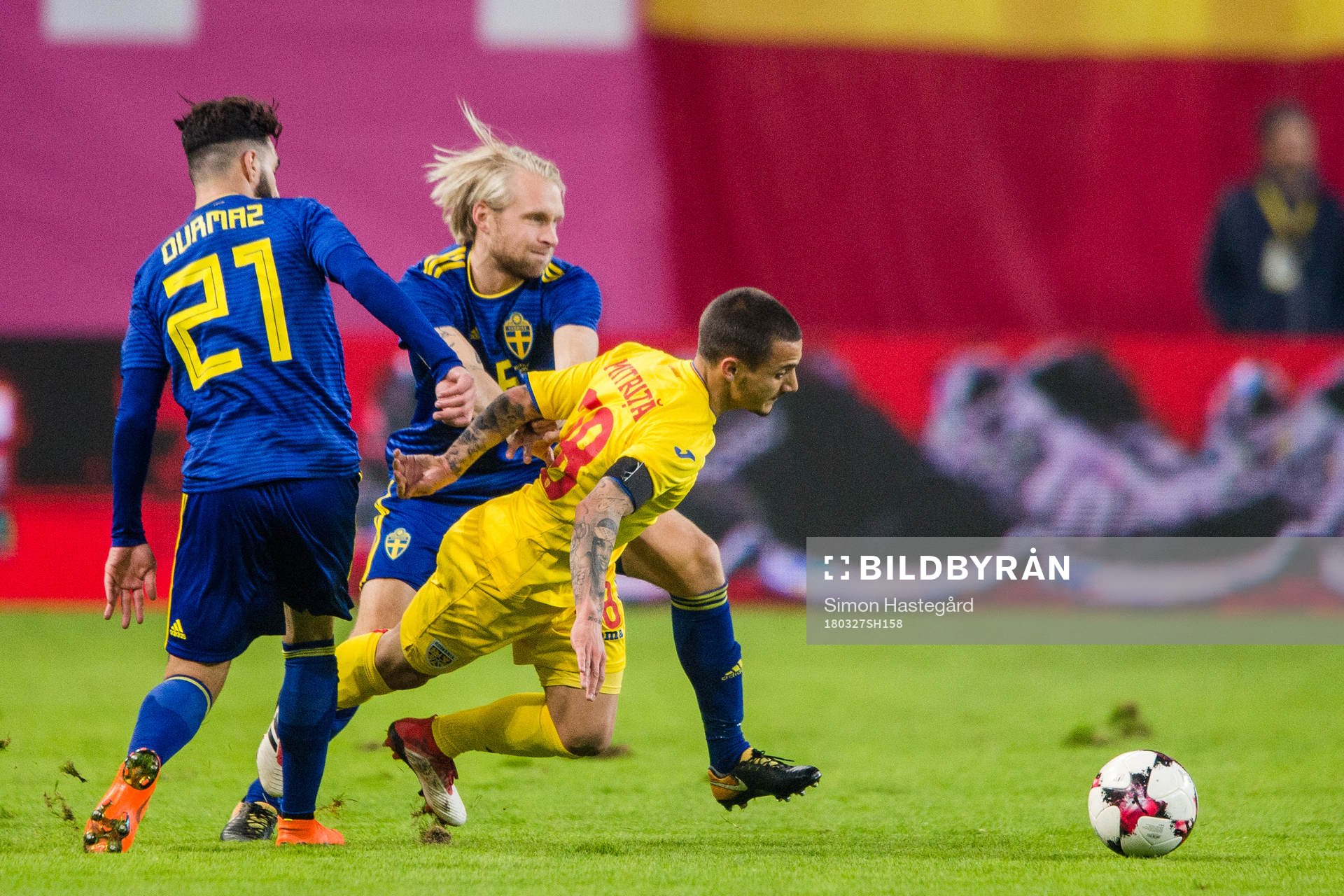 Sveriges Jimmy Durmaz och Johan Larsson i en kamp mot