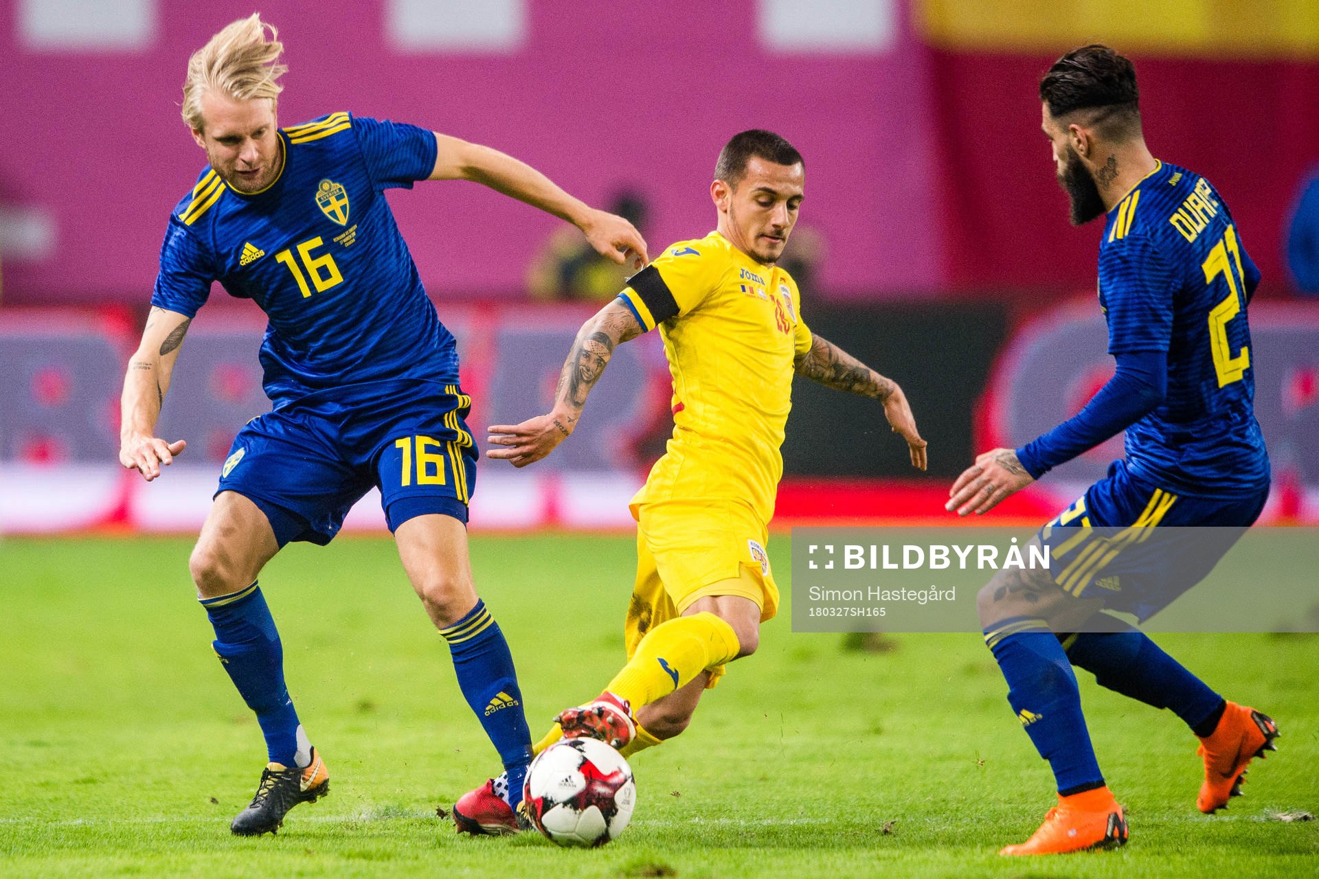 Sveriges Johan Larsson och Jimmy Durmaz i en kamp mot