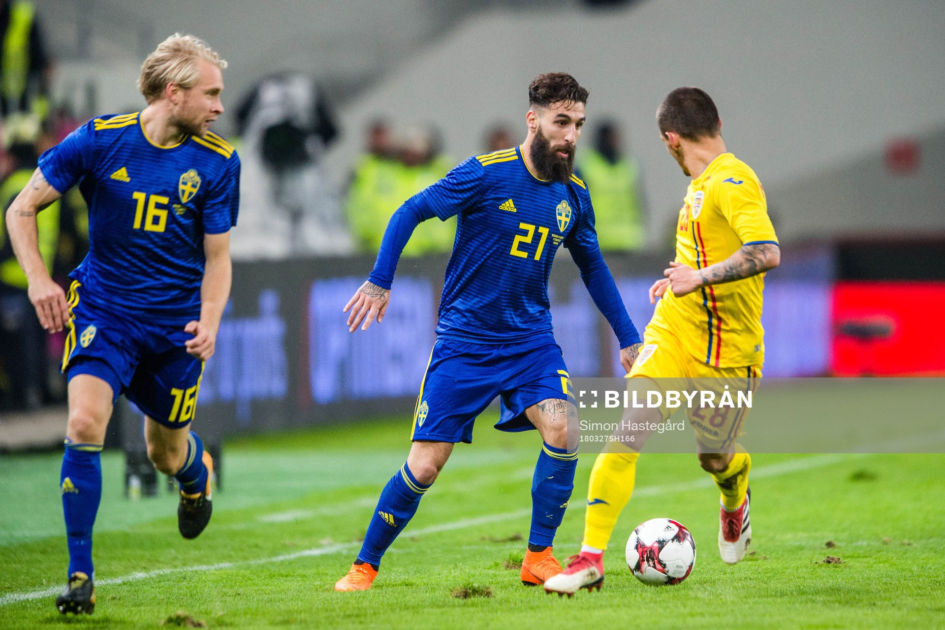 Sveriges Johan Larsson och Jimmy Durmaz i en kamp mot