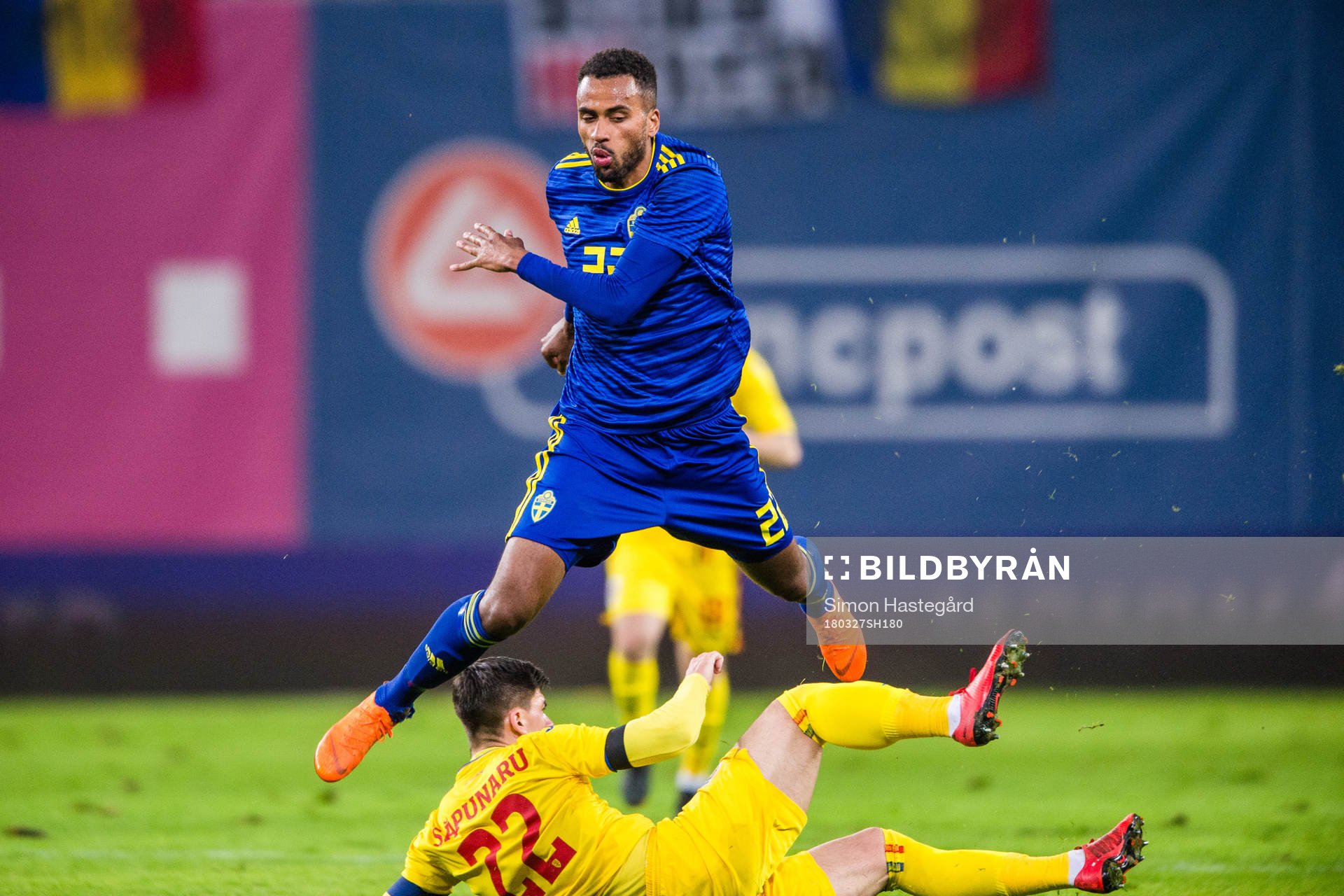 Sveriges Isaac Kiese Thelin och Rumäniens Cristian Sapunaru