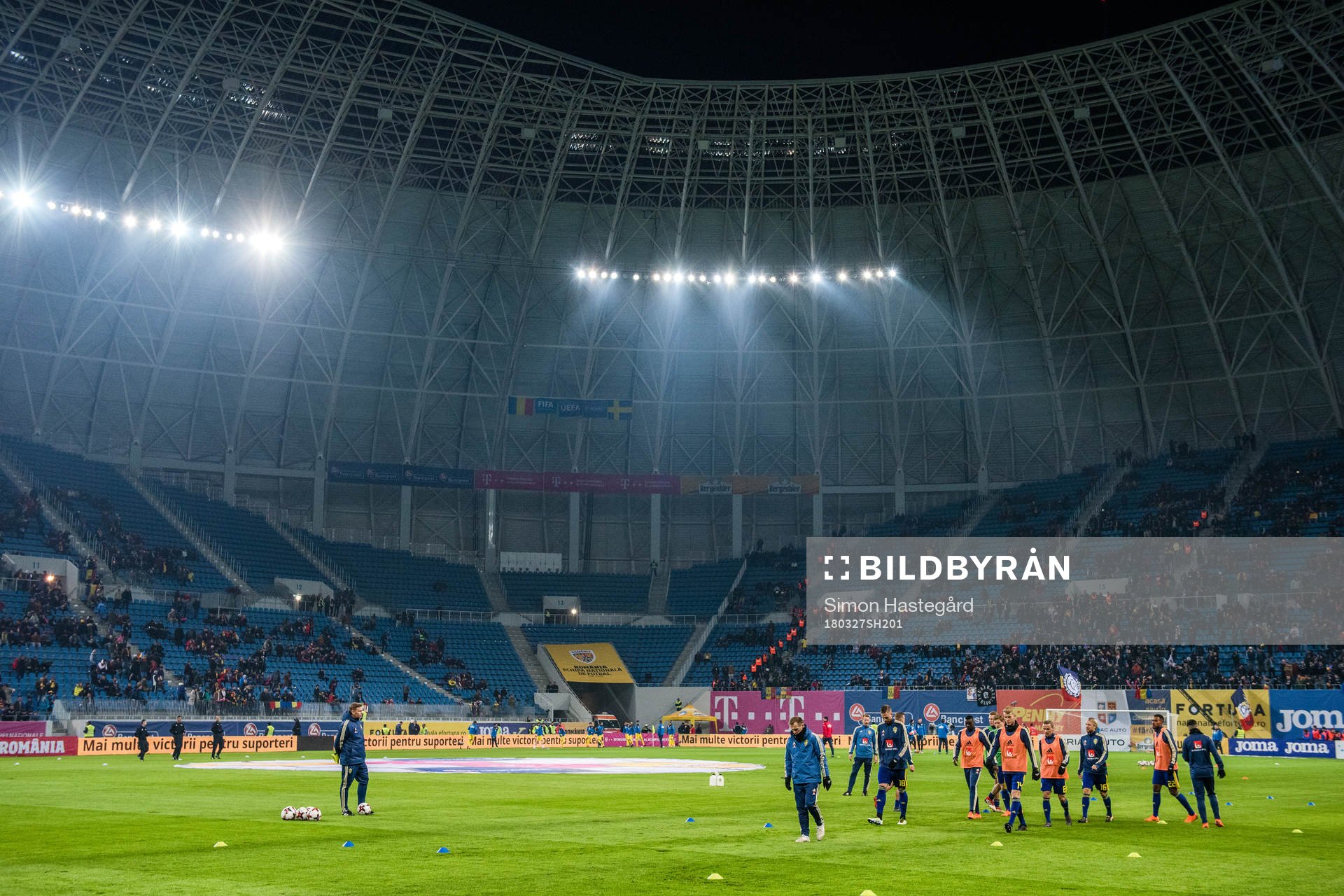 Sveriges spelare värmer upp inne på Ion Oblemenco Stadium
