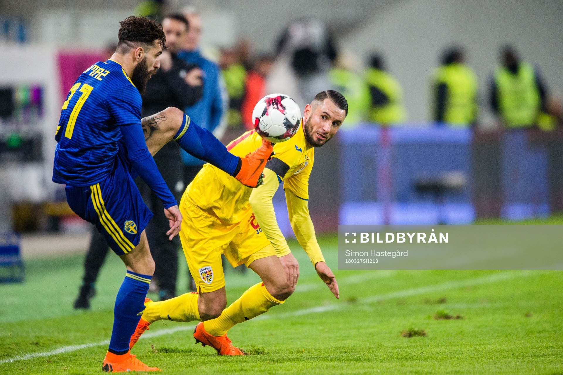 Sveriges Jimmy Durmaz och Rumäniens Alexandru Mitrita