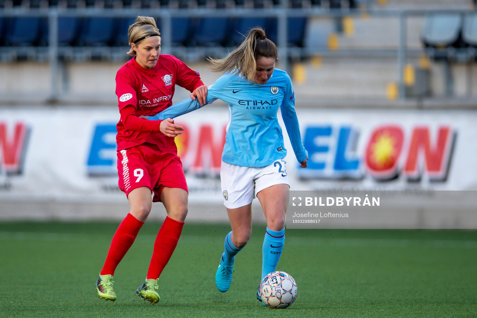 Linköpings Lina Hurtig och Manchester Citys Abbie Mcmanus