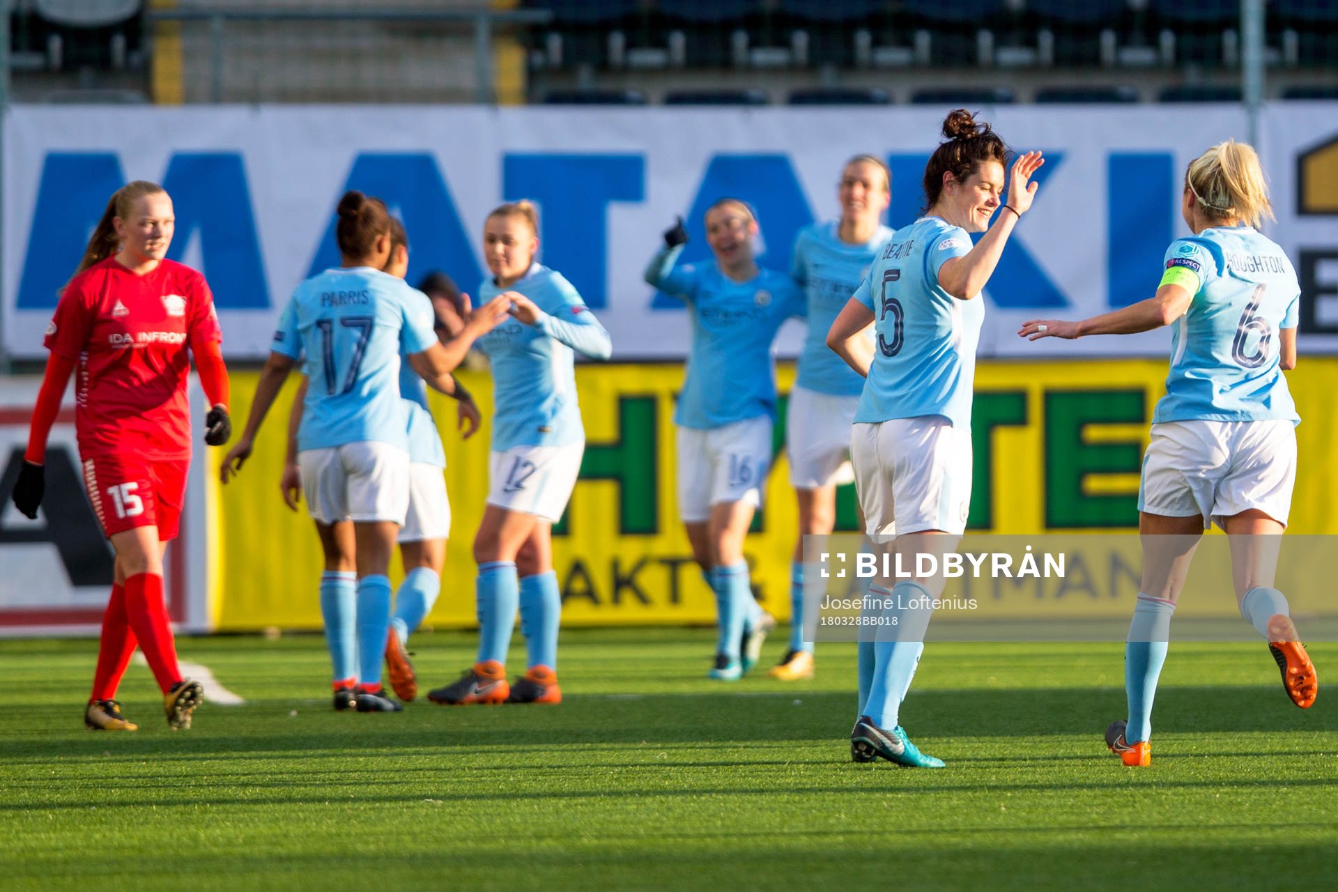 Manchester Citys Jane Ross jublar med lagkamrater