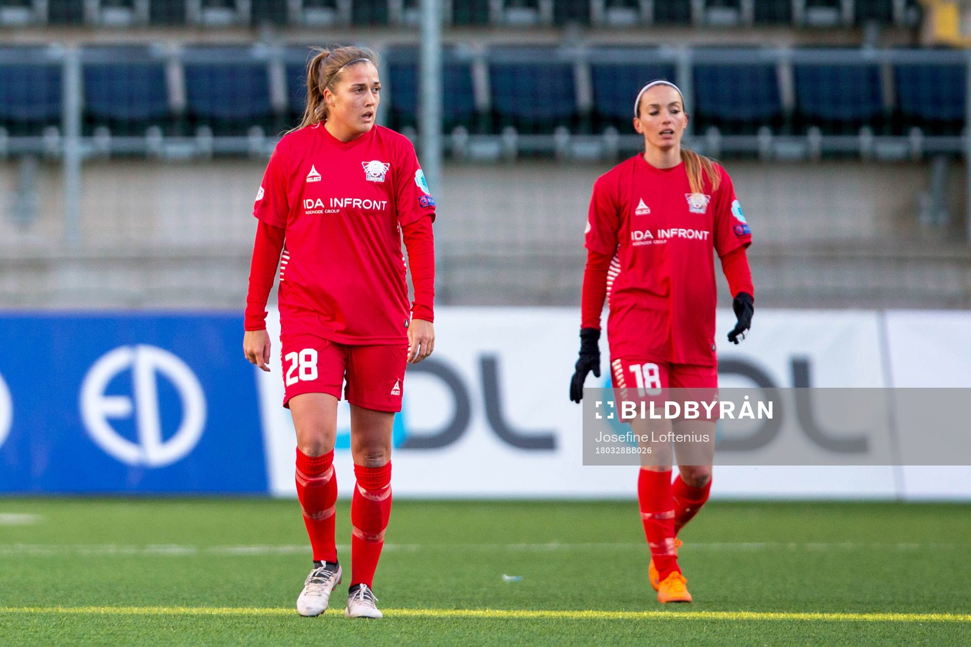Linköpings Filippa Angeldal och Kosovare Asllani deppar