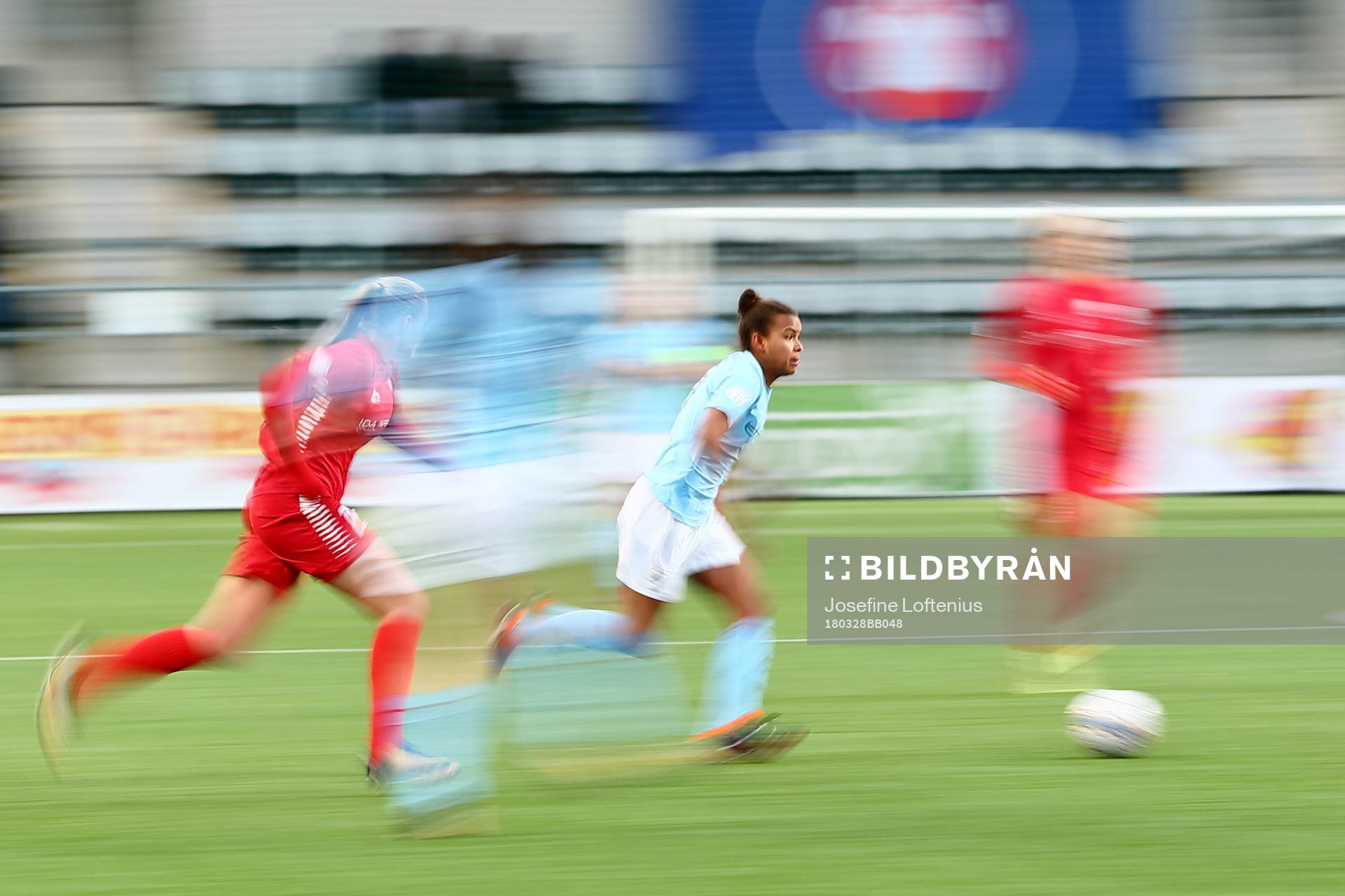 Nikita Parris jagas av Linköpingsspelare under kvartsfinal 2 i Champions League mellan Linköping och Manchester City den 28 mars 2018 i Linköping.