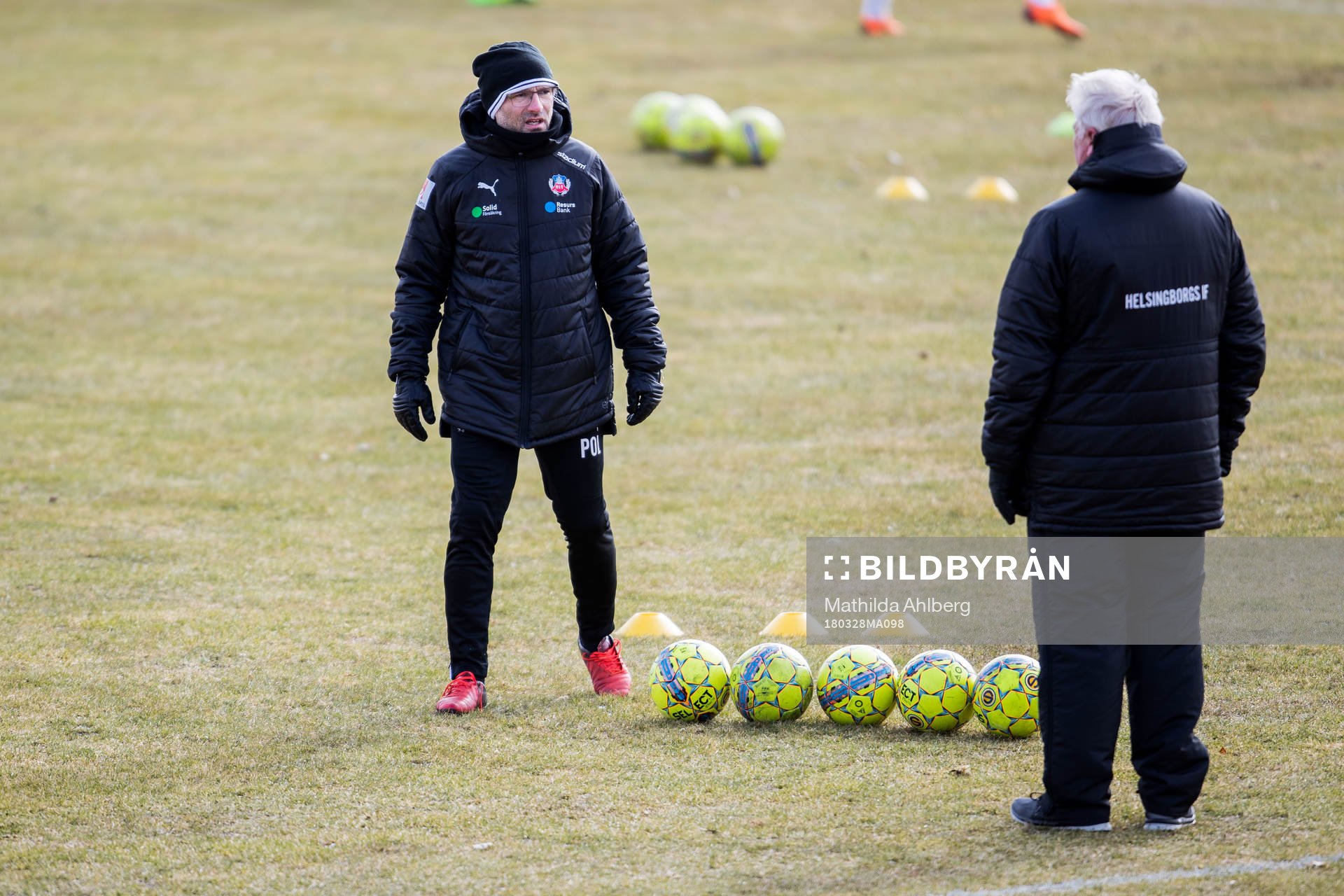 Helsingborgs tränare Per-Ola Ljung i samtal med scout Reine Almqvist under en fotbollsträning med Helsingborg den 28 mars 2018 i Helsingborg.
