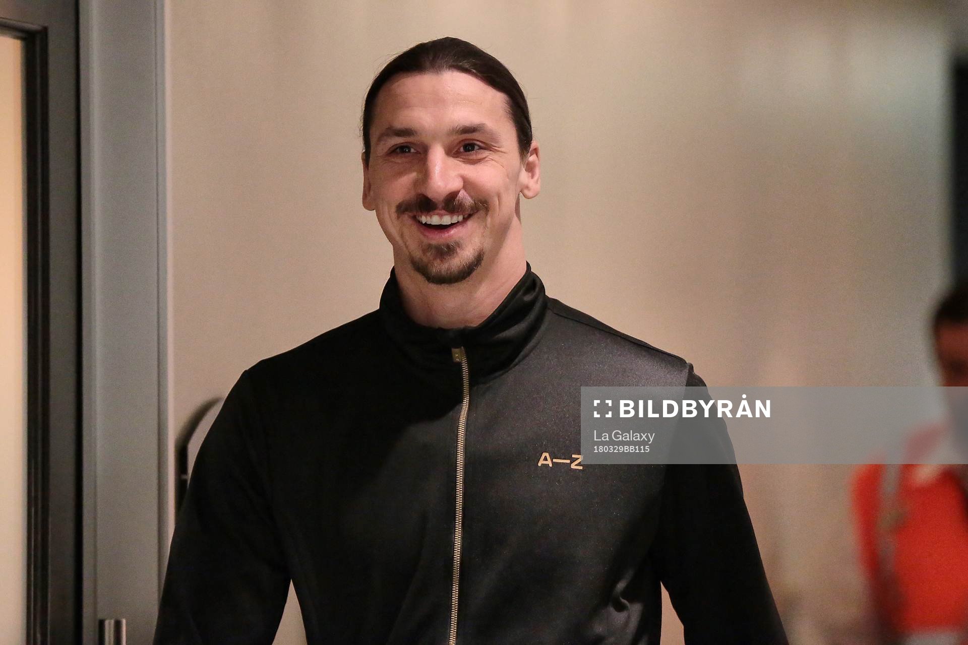 I denna handoutbild från LA Galaxy ses Zlatan Ibrahimovic, spelare i MLS-laget LA Galaxy, anlända till Los Angeles International Airport (LAX) den 29 mars 2018 i Los Angeles.